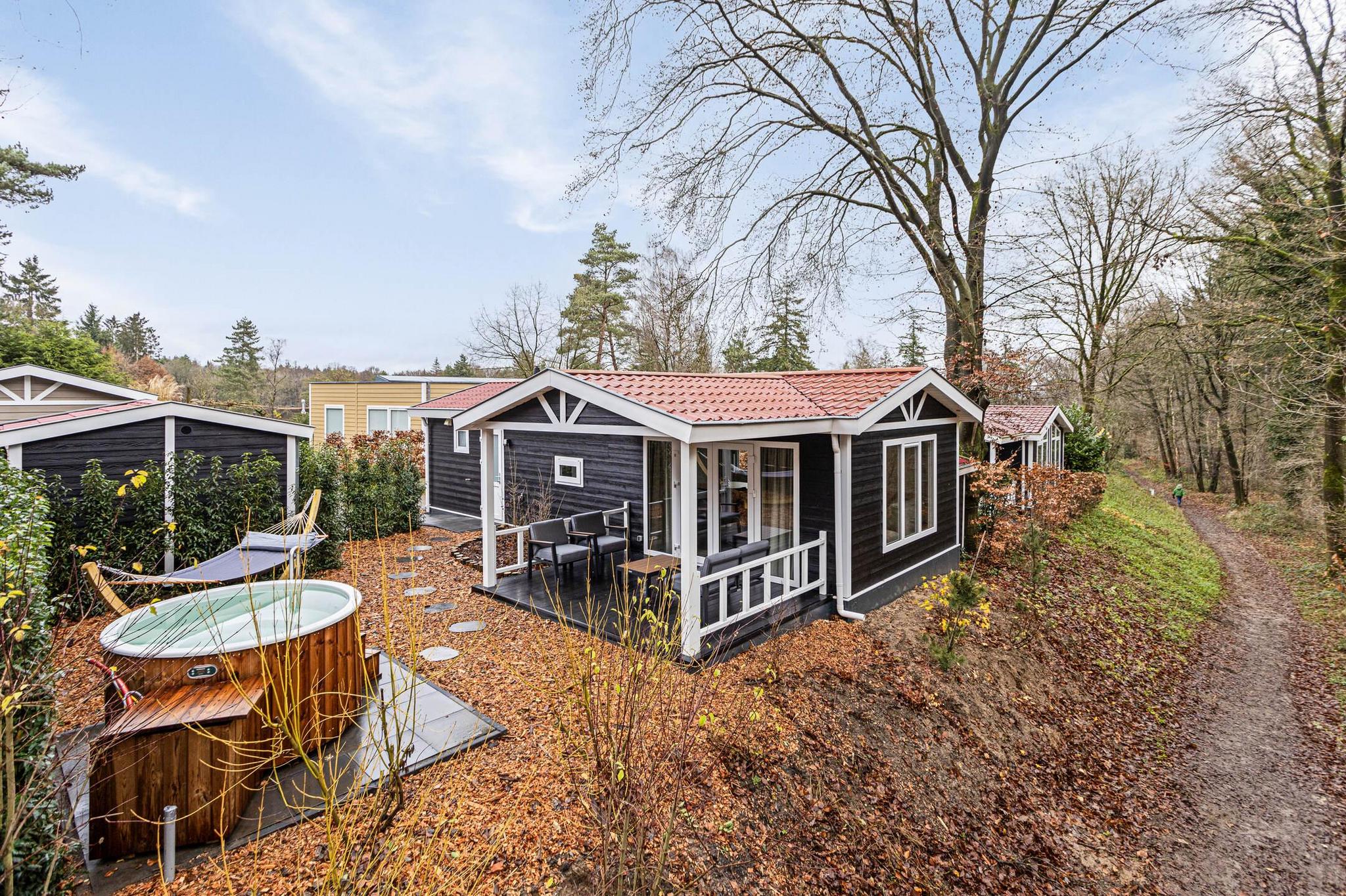 Stijlvolle Wellness Lodge de Heuvelrug voor 4 personen, direct aan de bosrand van De Thijmse Berg. Ontspan in luxe en geniet van de rust van de natuur.