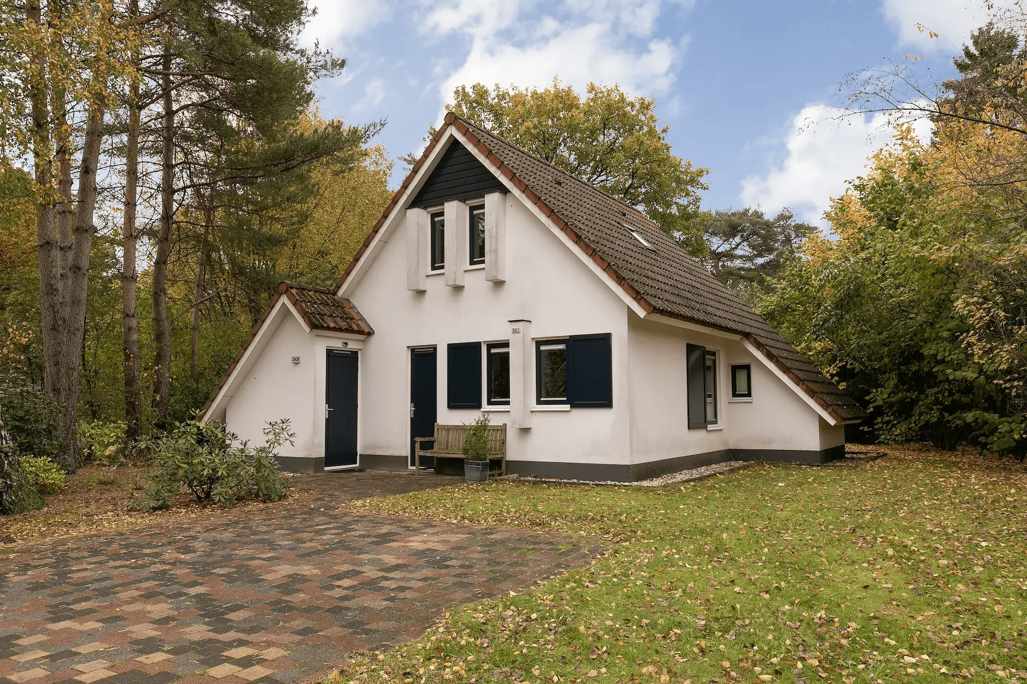 Freistehendes Ferienhaus mit Terrasse in der Natur.