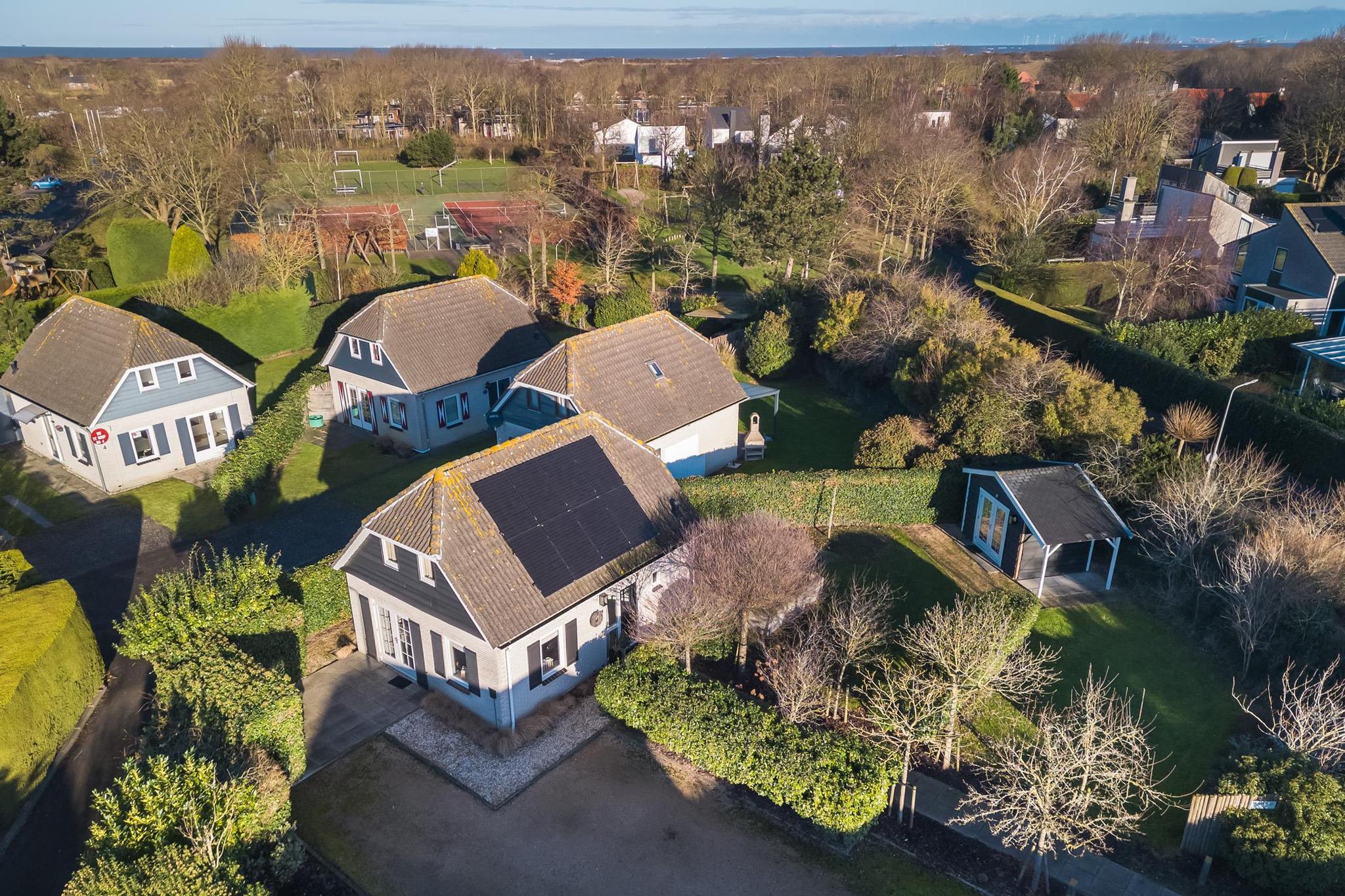 Deze sfeervolle vakantiewoning voor 6 personen, bevindt zich vlakbij zee in het voorste gedeelte van het groene Noordzeepark.