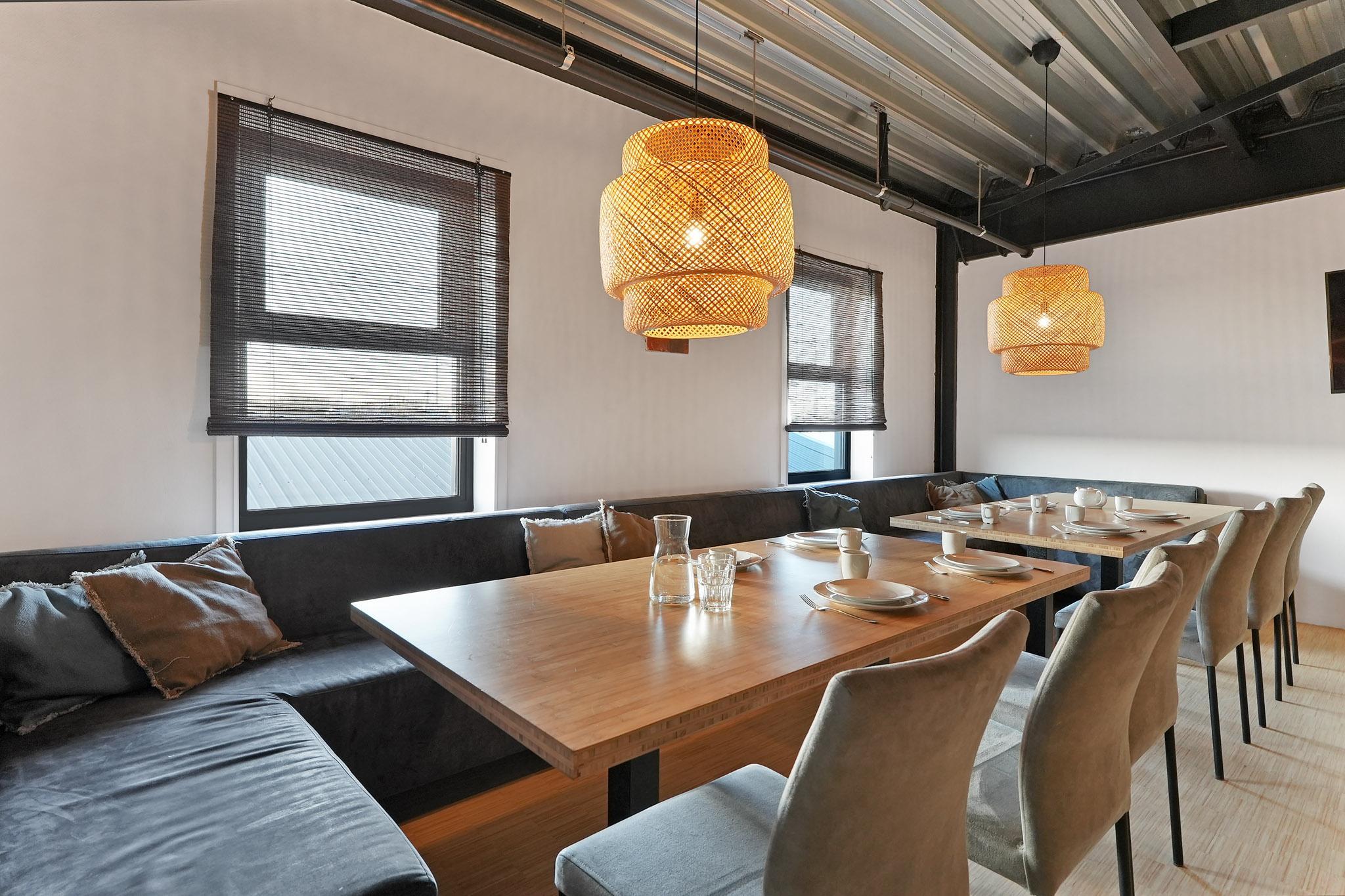 Herrliches Loft im ersten Stock auf der Landseite mit großzügigem offenen Wohnzimmer und Küche.