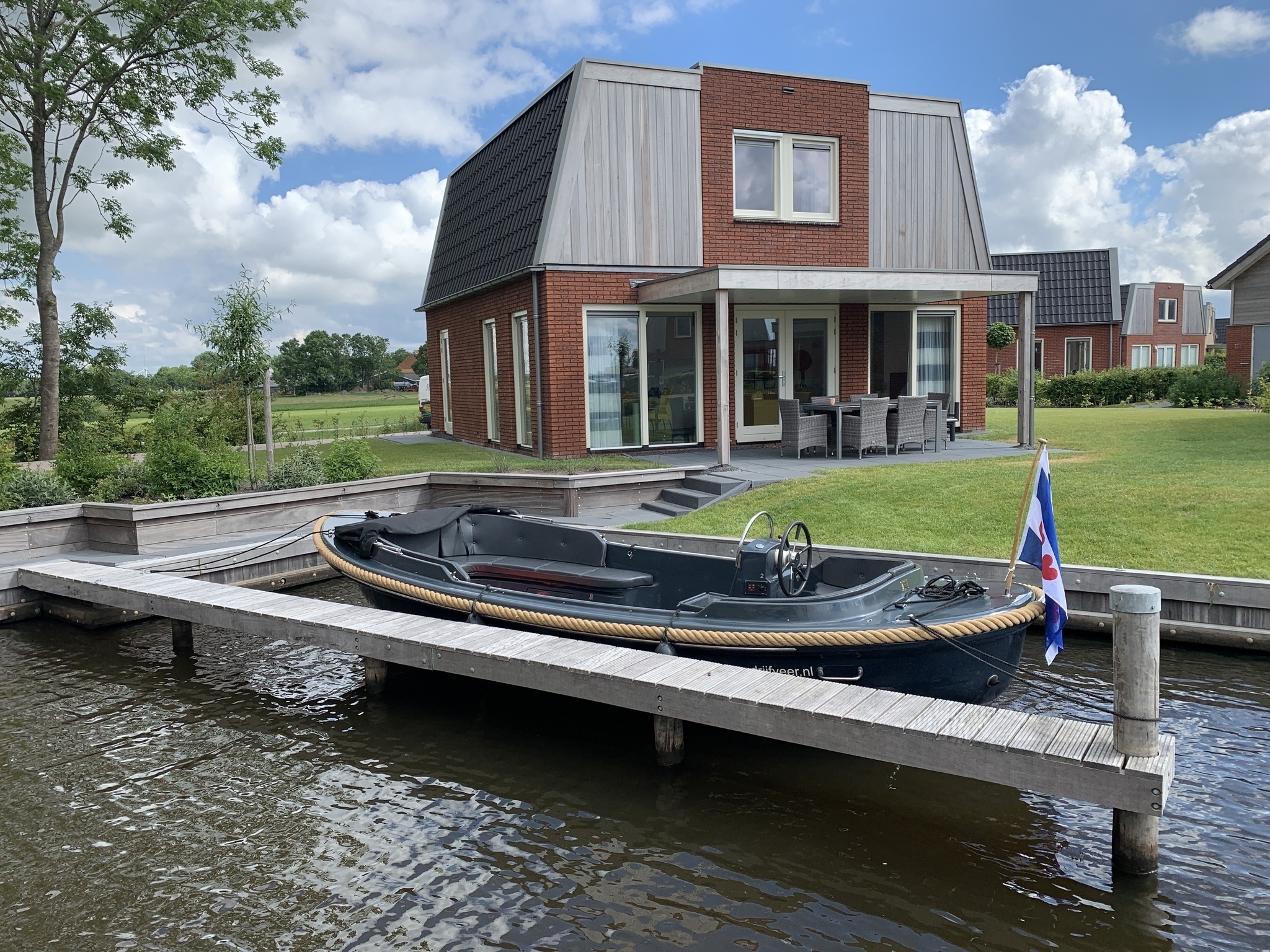 Verblijf in onze ruime Sneekermeer 6 woning met eigen aanlegsteiger.