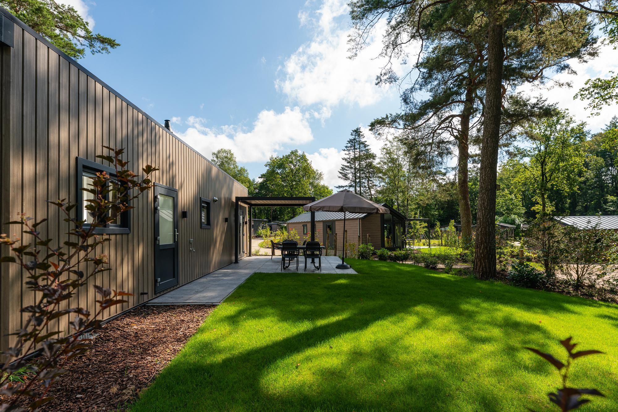 Geniet van een luxe vakantiewoning voor 5 personen in de bosrijke natuur van de Veluwe, compleet met moderne voorzieningen, airconditioning en een stijlvolle pergola voor optimaal comfort.