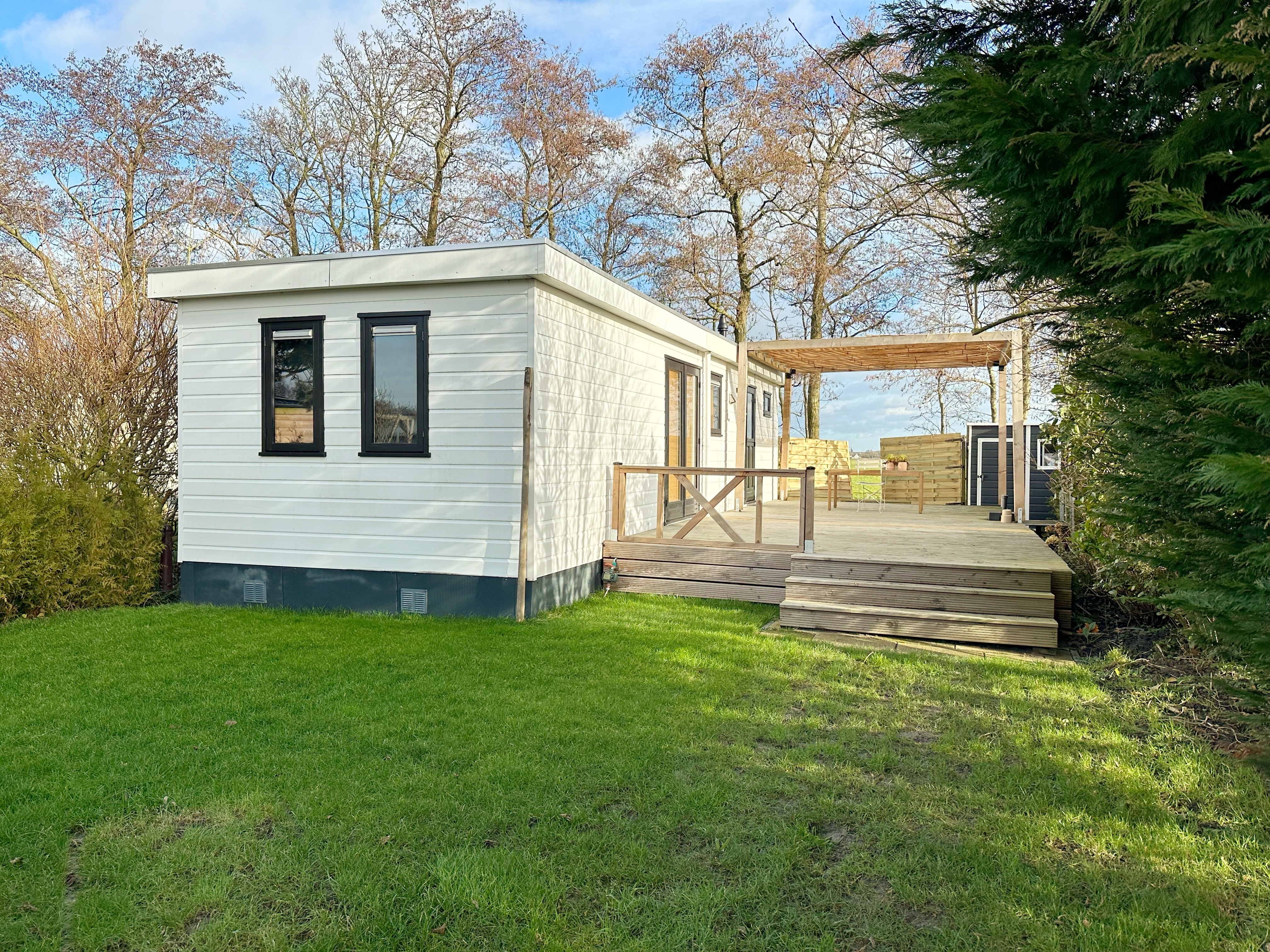 Een prachtig chalet met drie slaapkamers aan de rand van ons park met prachtig uitzicht op de weilanden en Valkkoog.