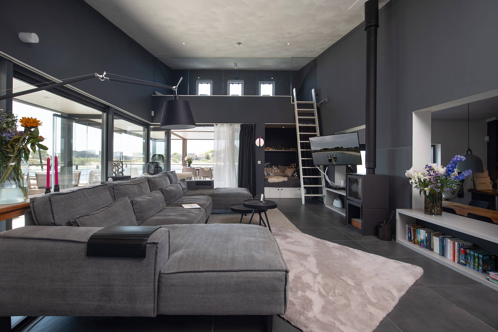 De terrassen van een 4 persoons Villa Super VIP liggen direct aan het water, met beschikking over een eigen zwemsteiger, jacuzzi en infrarood sauna.