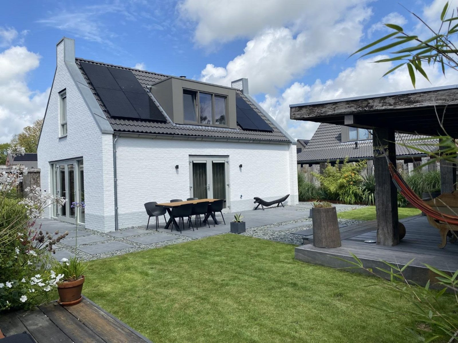 Een luxe vakantiewoning nabij zee en duinen. De bungalow heeft een ruime tuin op het zuidoosten.