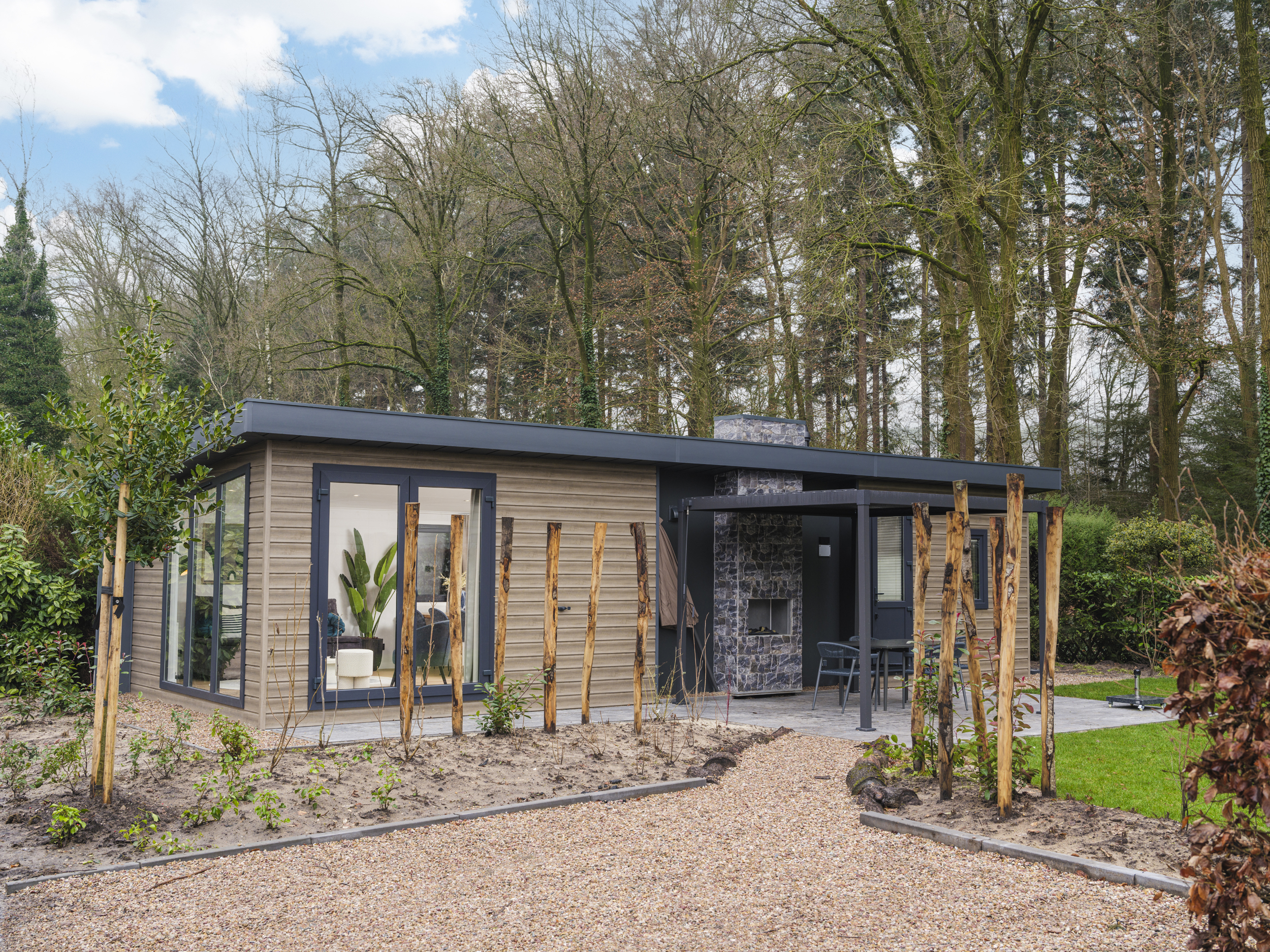 Geniet van een luxe vakantiewoning in de bosrijke natuur van de Veluwe, compleet met moderne voorzieningen, airconditioning en een stijlvolle pergola voor optimaal comfort.