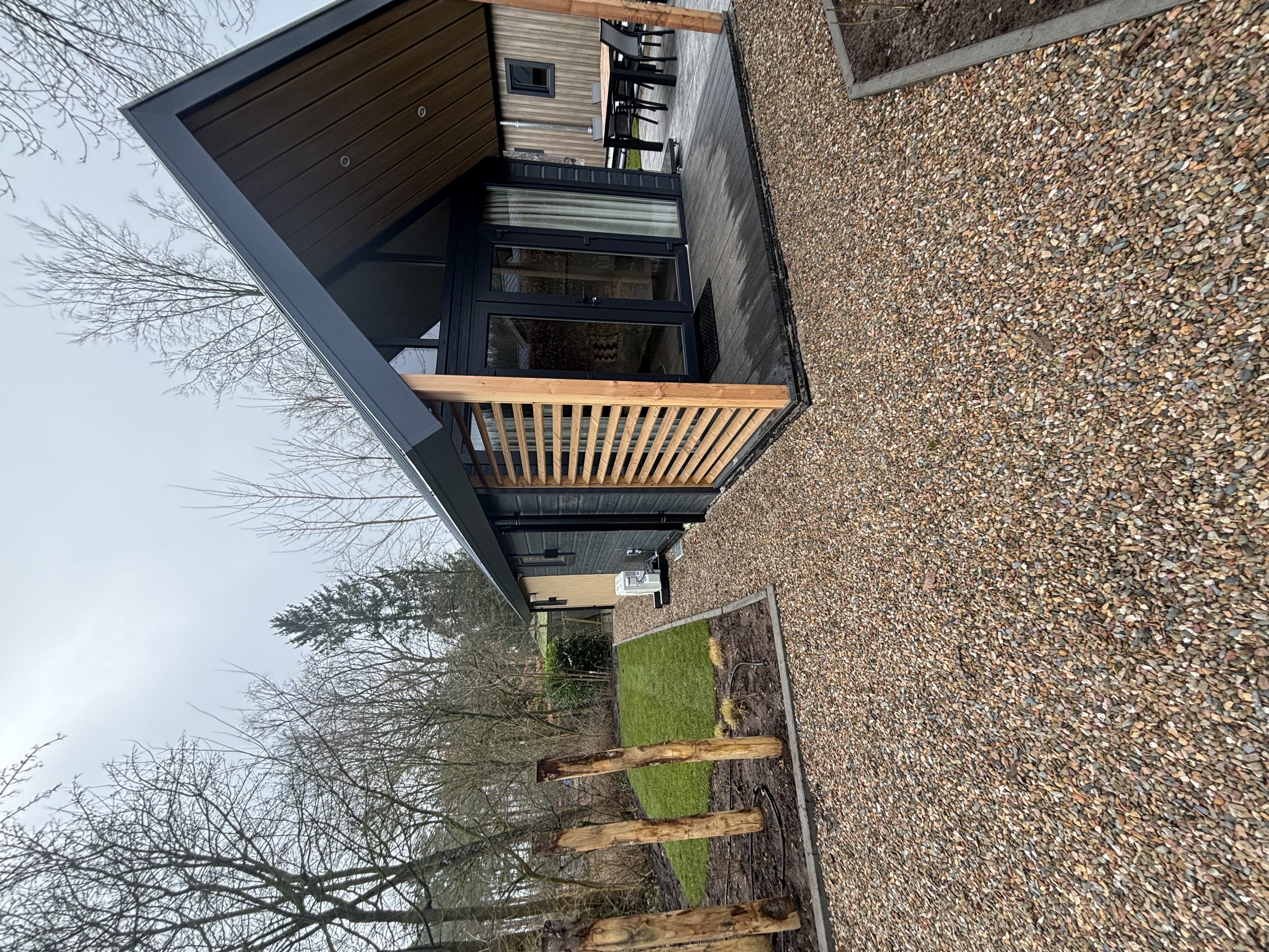 Erleben Sie Luxus und Natur in der Tiny Lodge in der Veluwe! Mit 2 Schlafzimmern, einer voll ausgestatteten Küche und Klimaanlage.