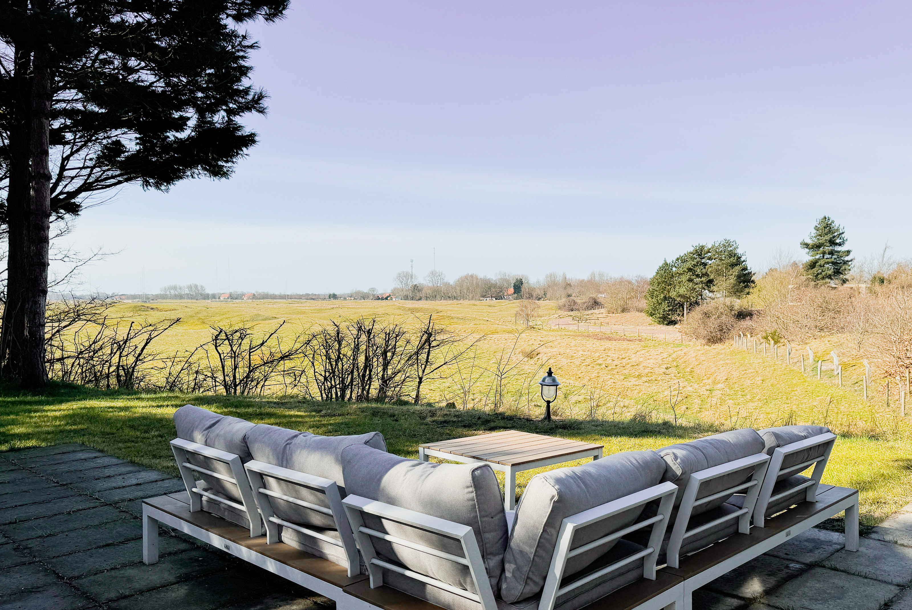 Dieses stilvolle und geräumige Haus bietet ultimativen Komfort. Das Haus verfügt über einen atemberaubenden Panoramablick und einen luxuriösen Garten mit Whirlpool – perfekt zur Entspannung.