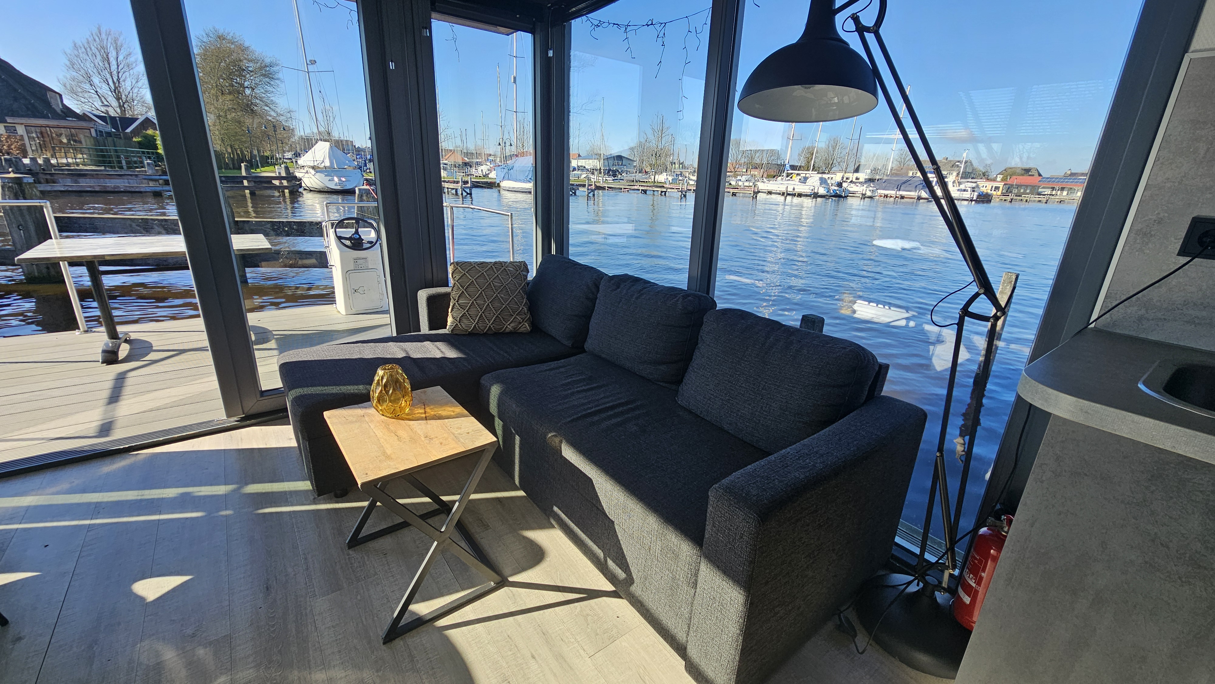 Huren Luxe Houseboat in en op het water in watersportdorp Heeg!