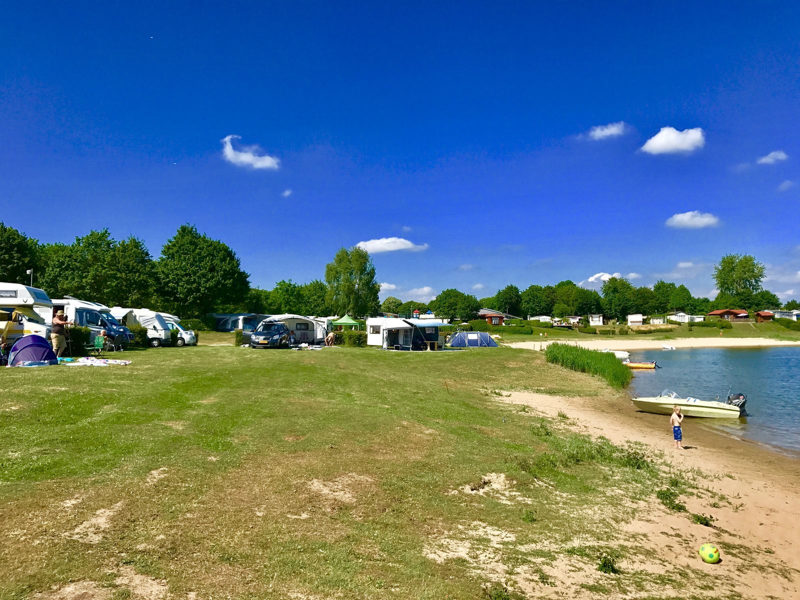 Campingplatz zur Tageserholung neben dem Wasser