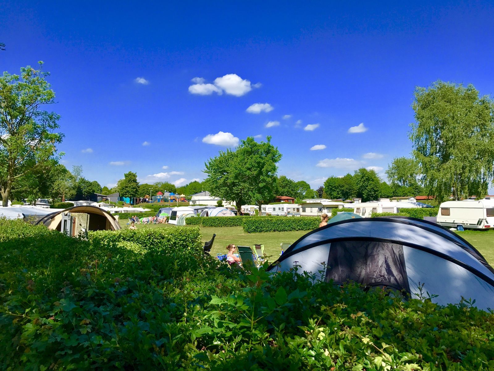 Camping-Stellplatz auf dem Feld am inneren Ring