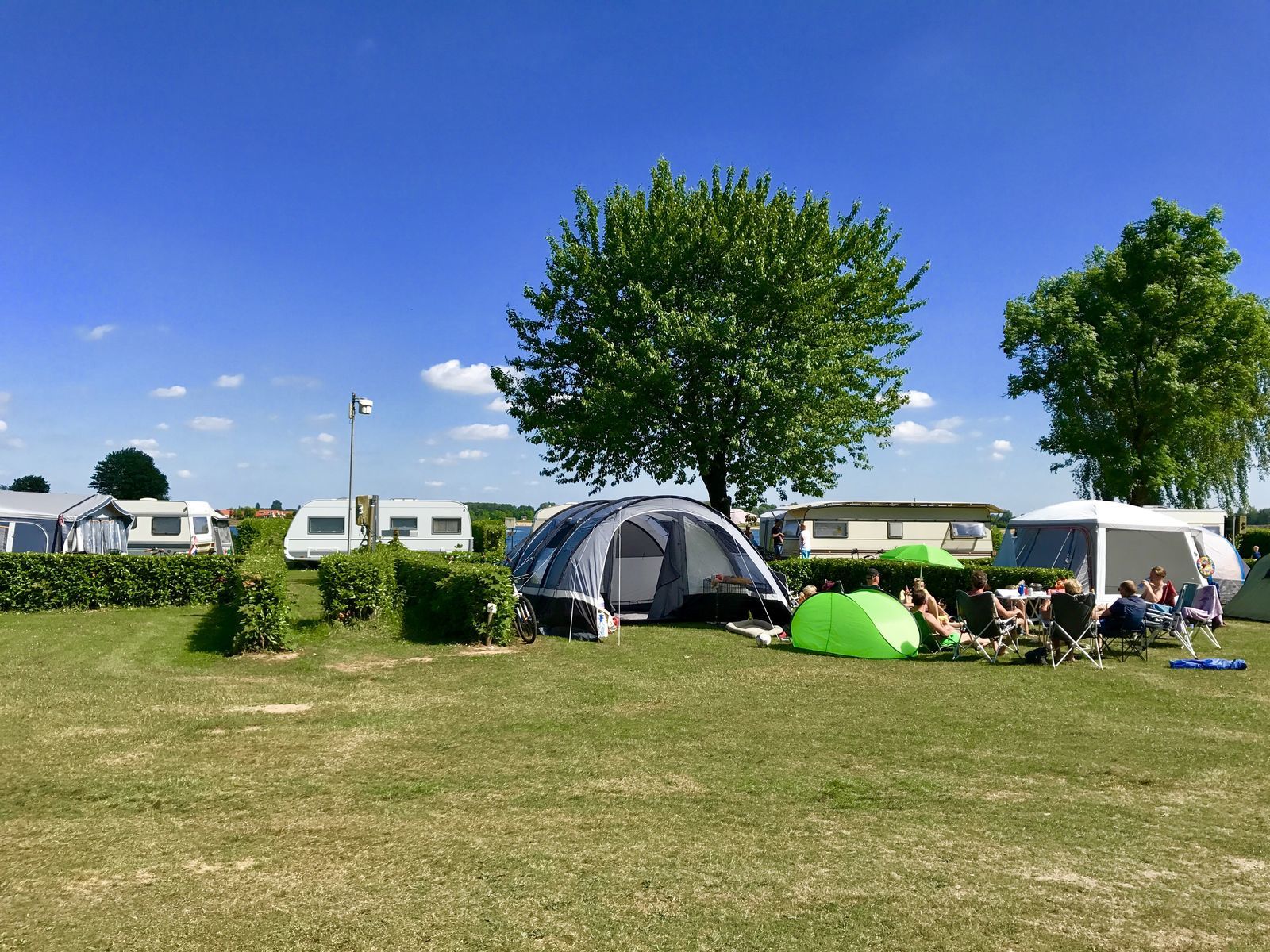Camping-Stellplatz auf dem saisonalen Feld am inneren Ring