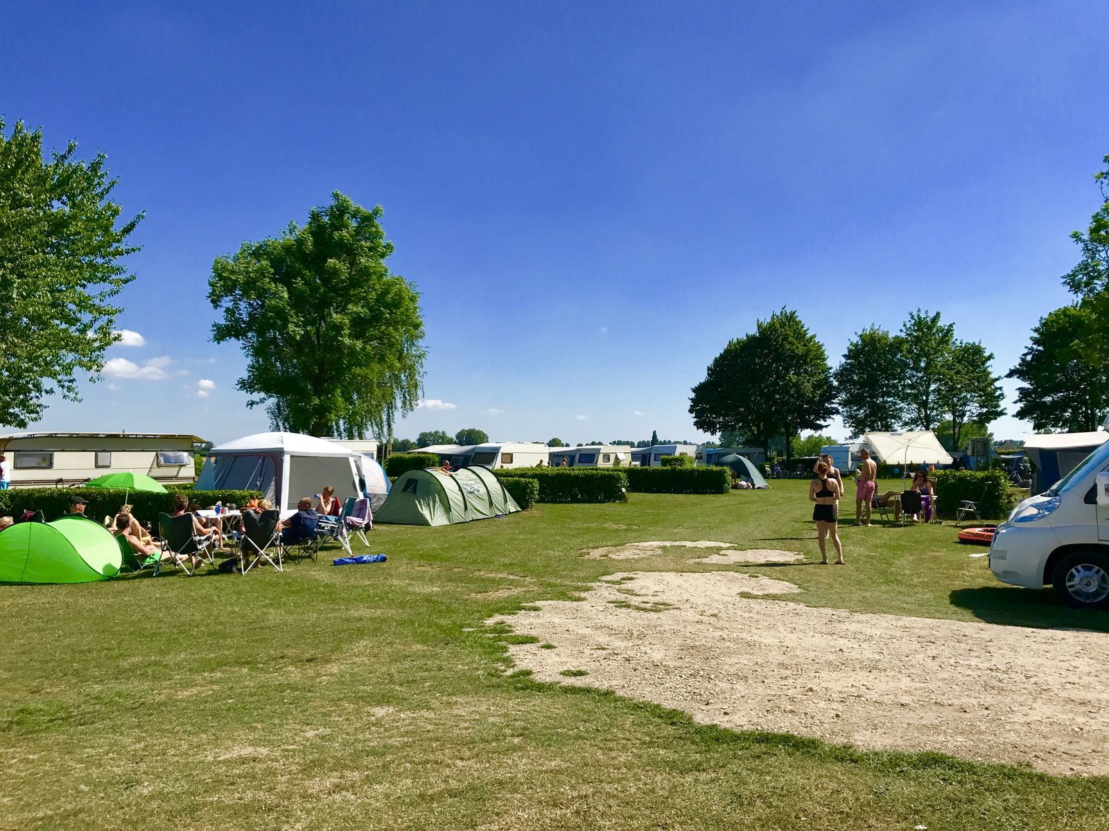 Camping-Stellplatz auf dem Feld am äußeren Ring