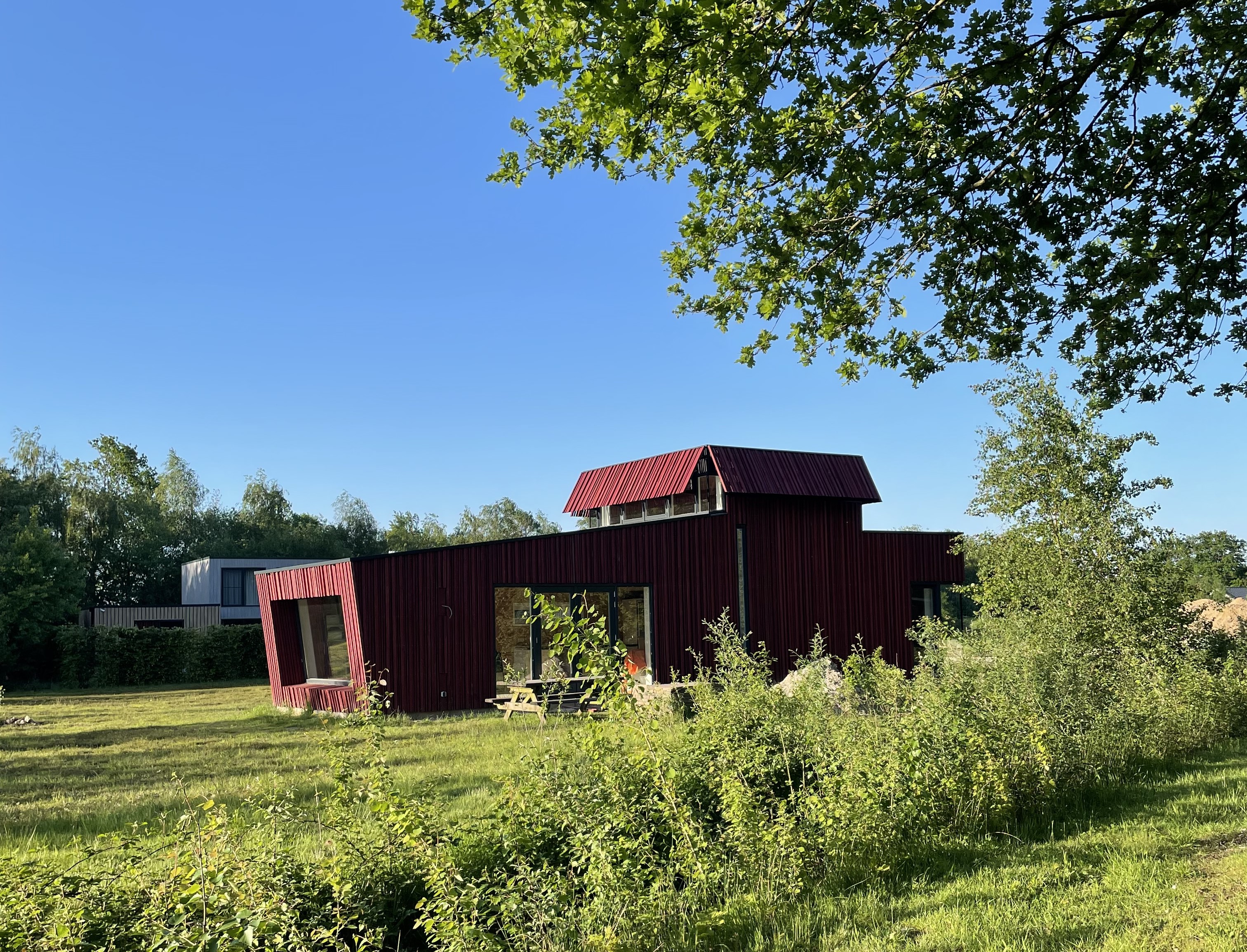 Lekker relaxen op de heerlijke loungebanken met panorama-uitzicht op de natuurtuin? Of een weekje rustig (tele)werken, terwijl je in de pauze zo het bos inloopt voor een lunchwandeling?
