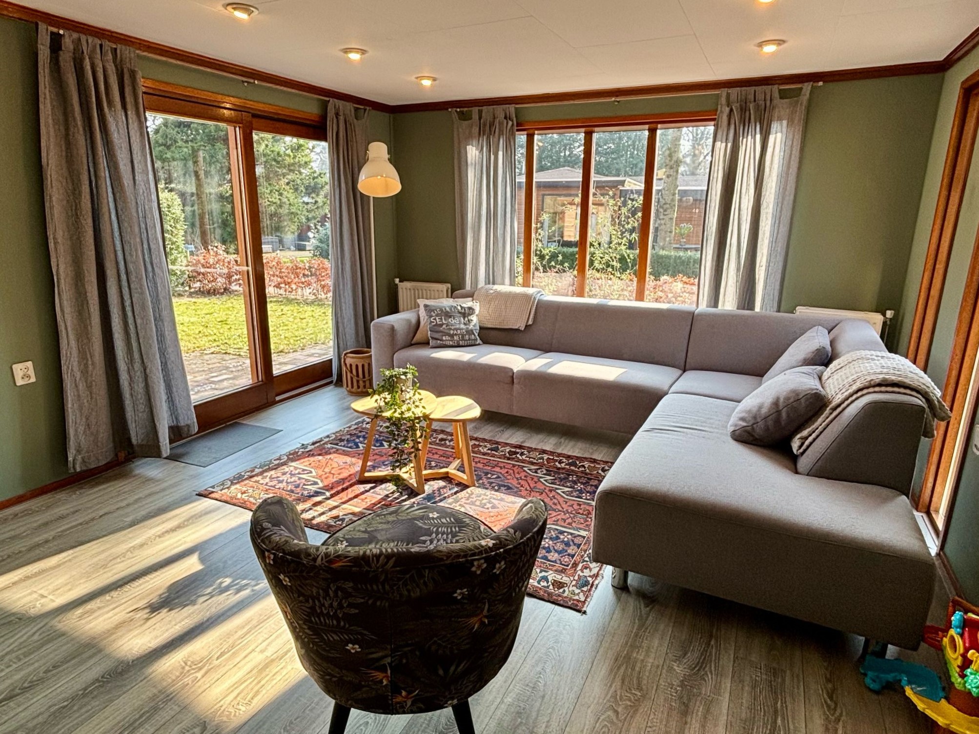 Beleef een onvergetelijke vakantie in onze gezellige Cozy Lodges, perfect voor 4 personen! Deze vrijstaande accommodaties van ± 60m² bieden volop ruimte en comfort, gelegen op een prachtig perceel m..