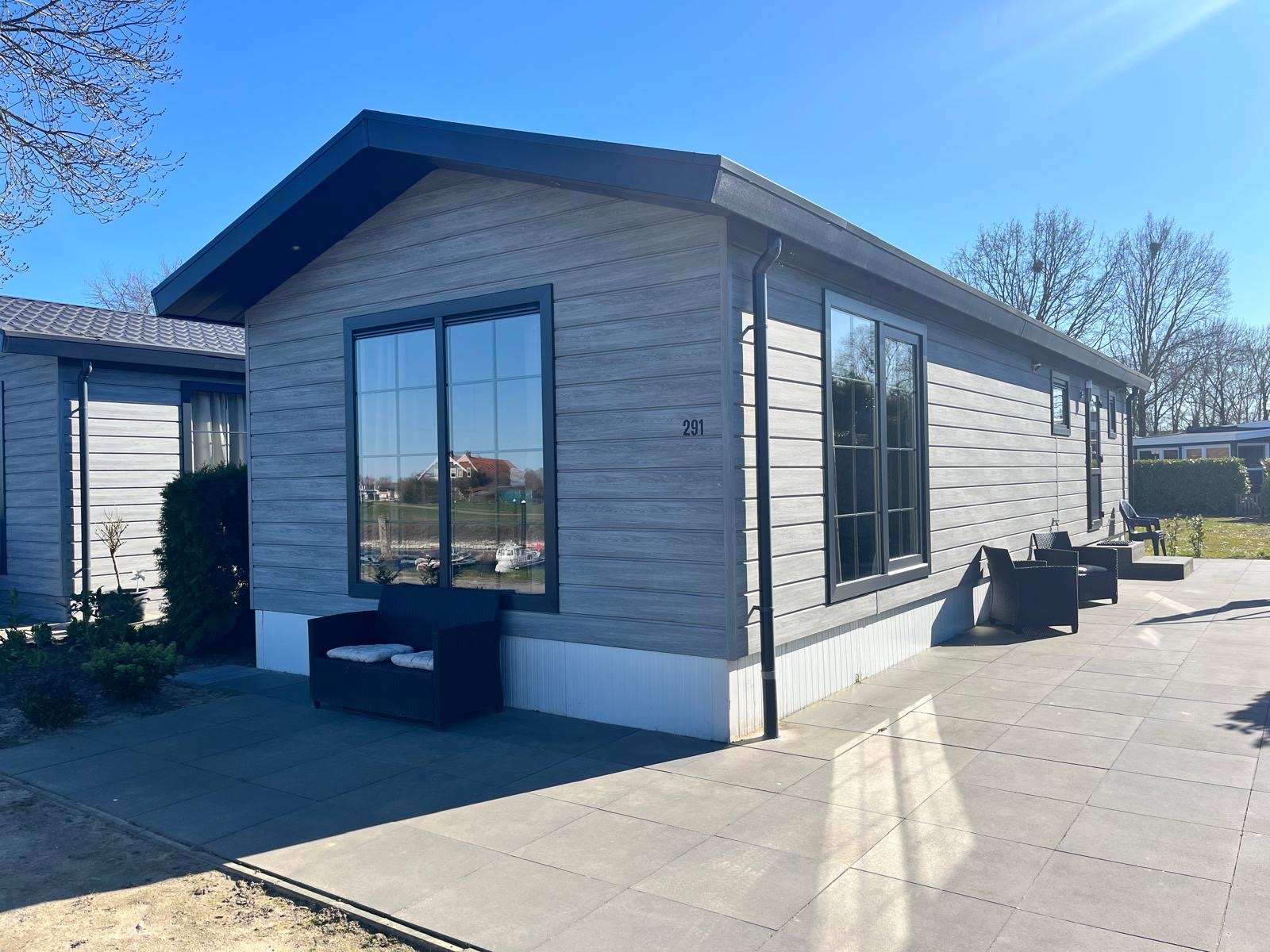 Ervaar een ontspannen vakantie in onze sfeervolle Heide Lodge!Geniet van een heerlijk verblijf in deze gezellige en eenvoudig ingerichte lodge, ideaal voor maximaal 4 personen. De ruime eet- en zithoe..