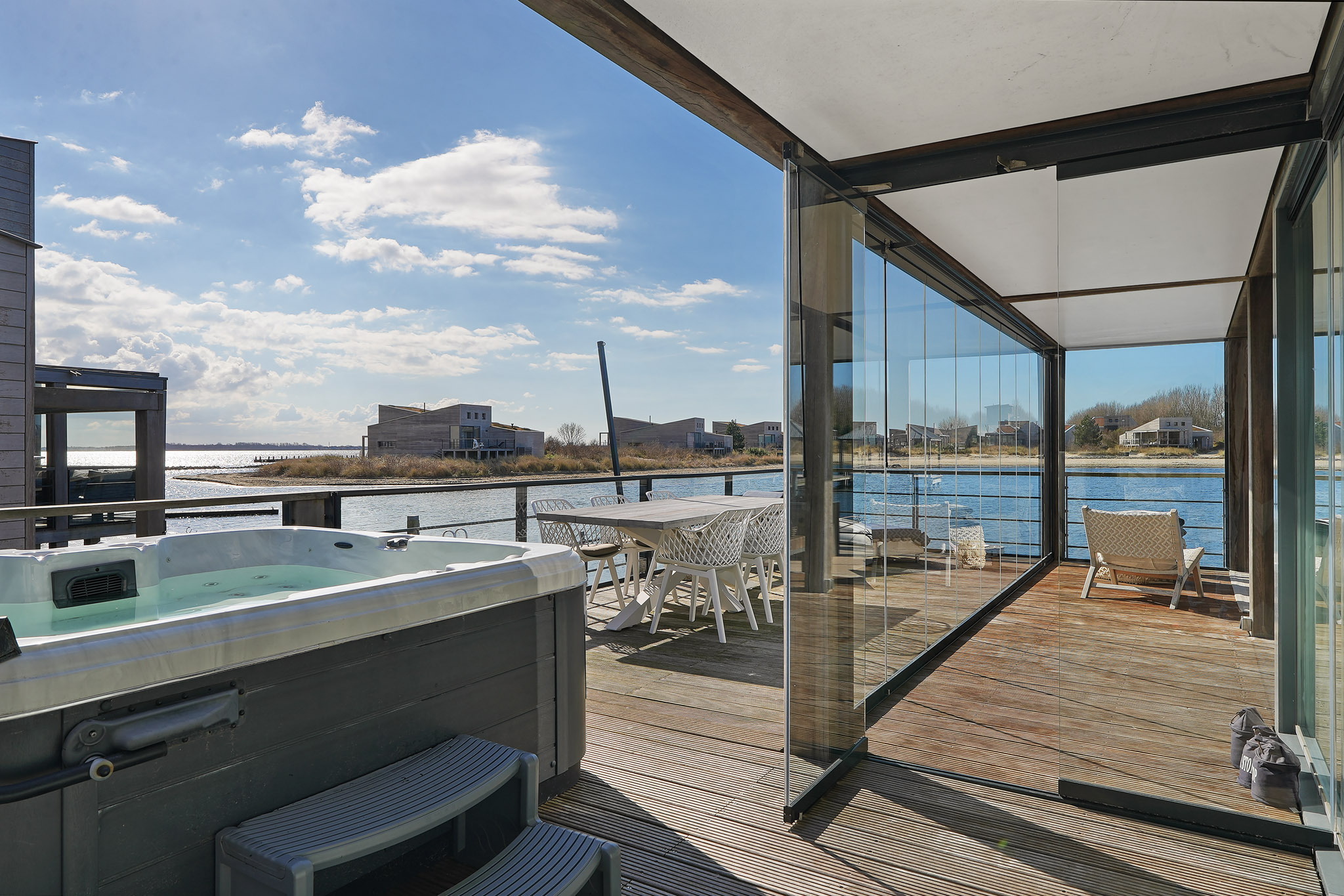 De terrassen van een 4 persoons Villa Super VIP liggen direct aan het water, met beschikking over een eigen zwemsteiger, jacuzzi en infrarood sauna.
