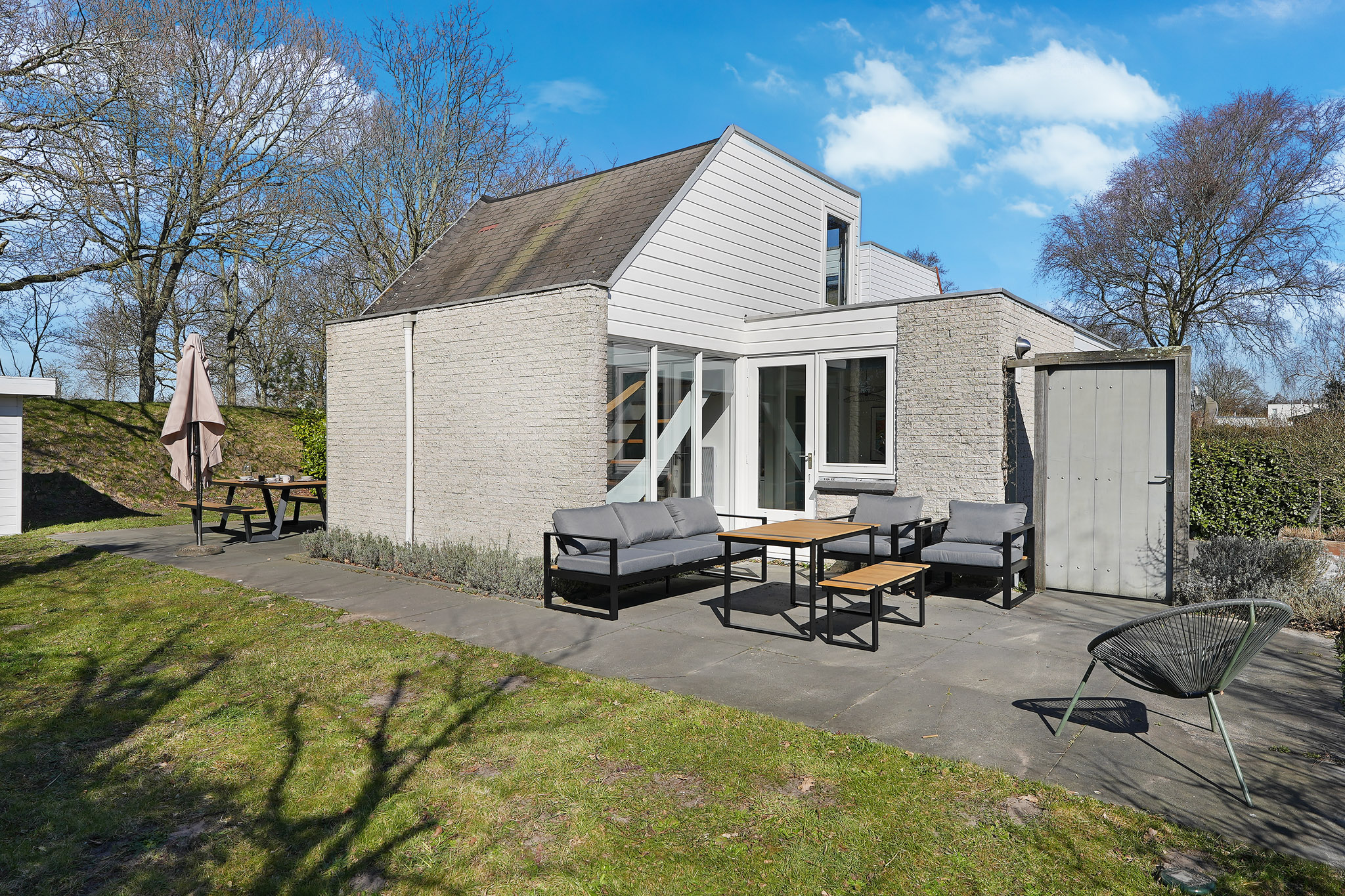 Berk 19 is een sfeervol en compleet vakantiehuis op een rustige locatie. Ideaal voor gezinnen die comfort en strand dicht bij elkaar zoeken.