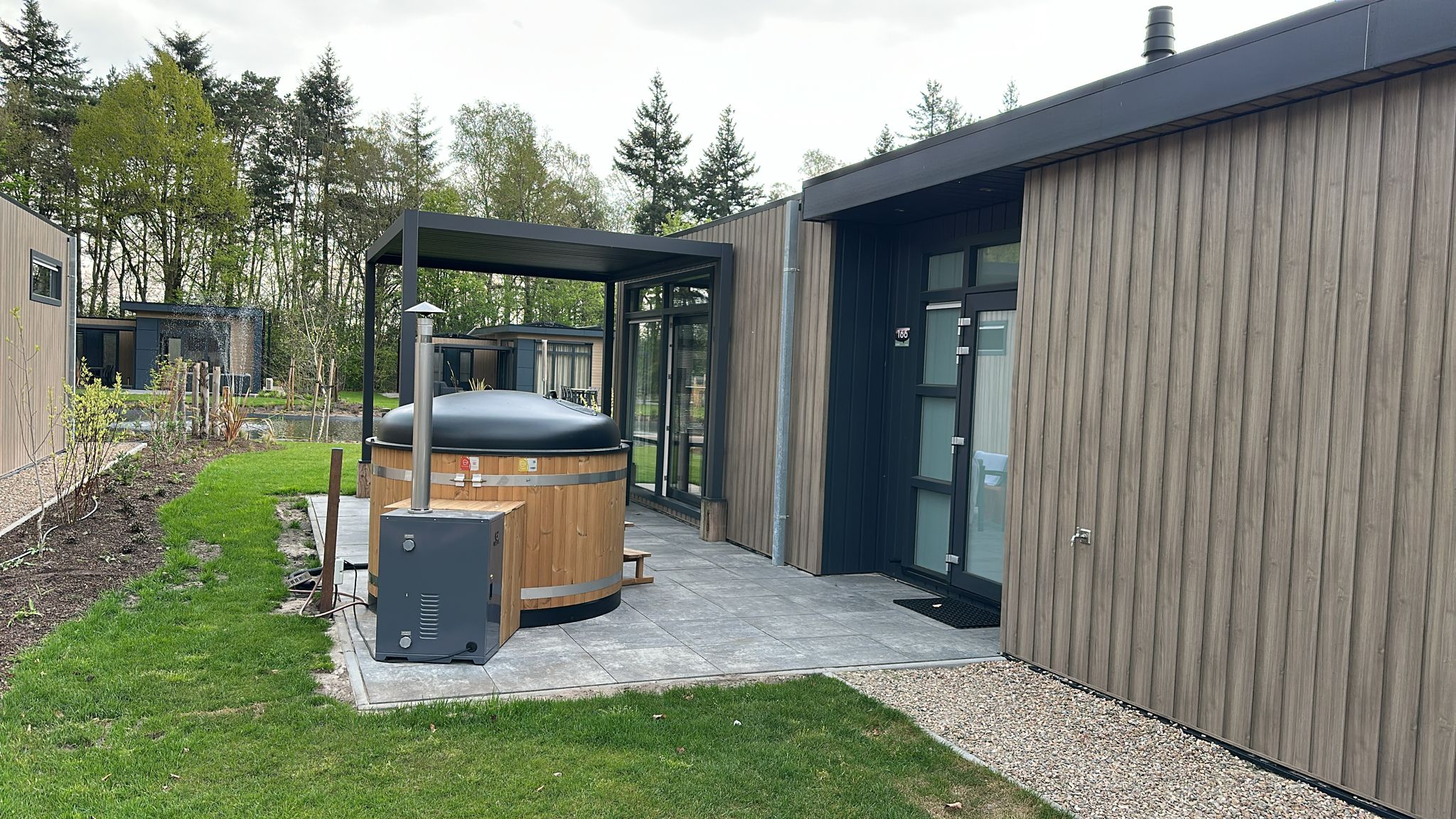 Luxe Batenburg Deluxe met hottub. Geniet van een hottub, sfeervolle buitenruimte en zitlounge met buitenhaard.