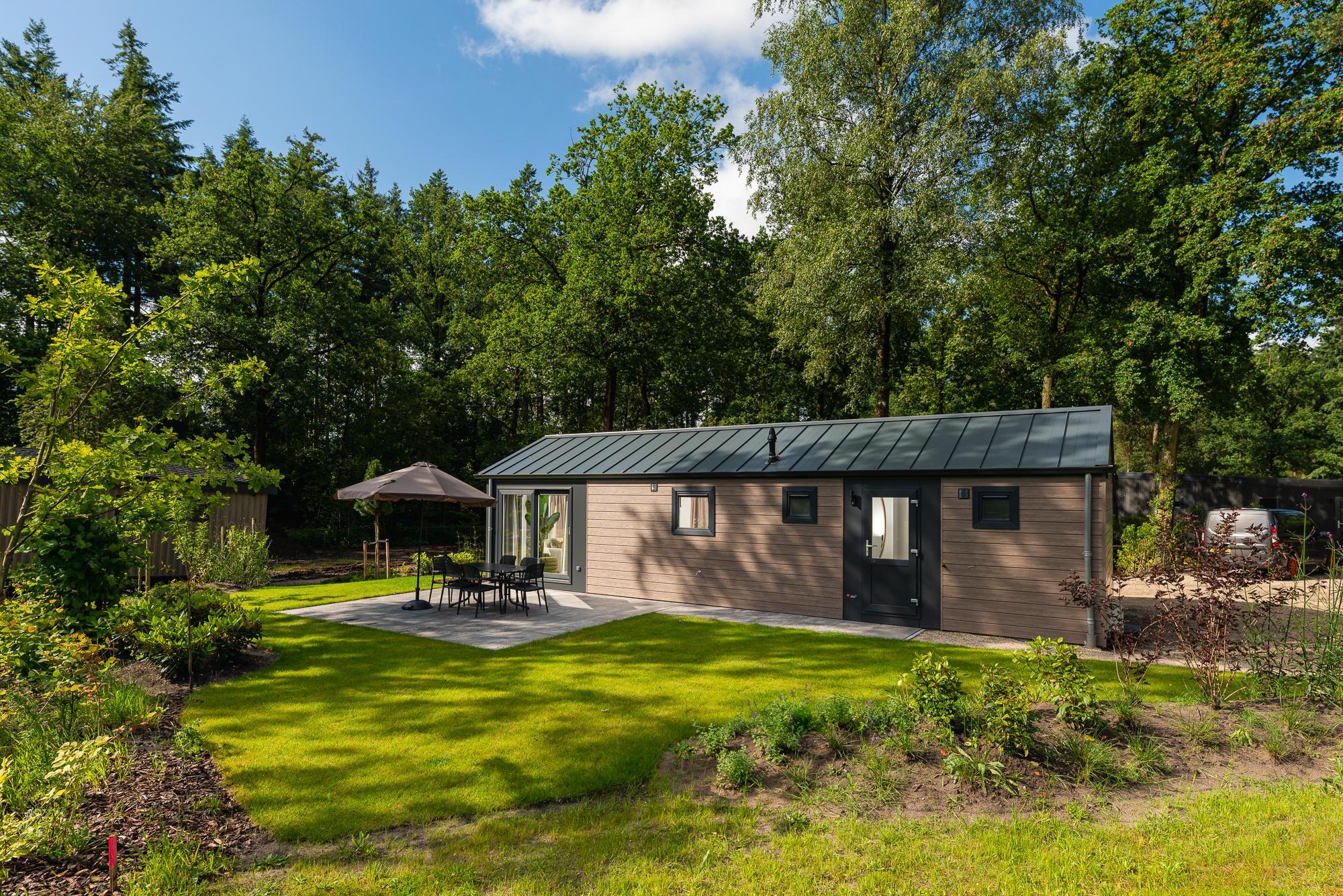 Beim Betreten der Lodge werden Sie von einer warmen und einladenden Atmosphäre begrüßt. Das Wohnzimmer ist mit bequemen Sitzgelegenheiten ausgestattet, ideal um sich nach einem aktiven Tag zu entsp..