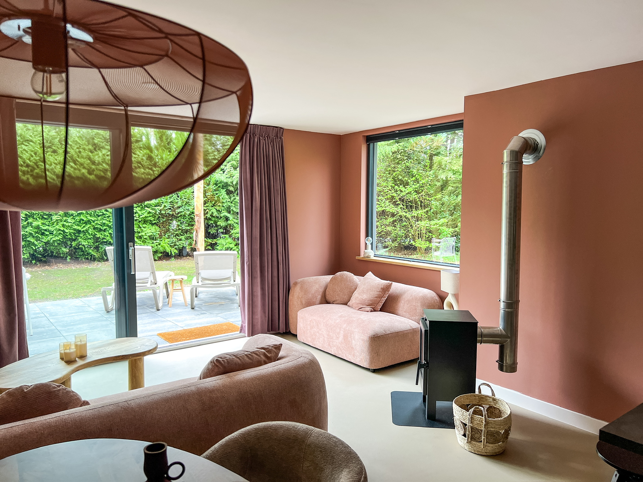 Sfeervol en luxe verblijf in het bos, met hottub, houtkachel en zonnige tuin. Voor 4 personen – ideaal voor stellen of gezinnen.