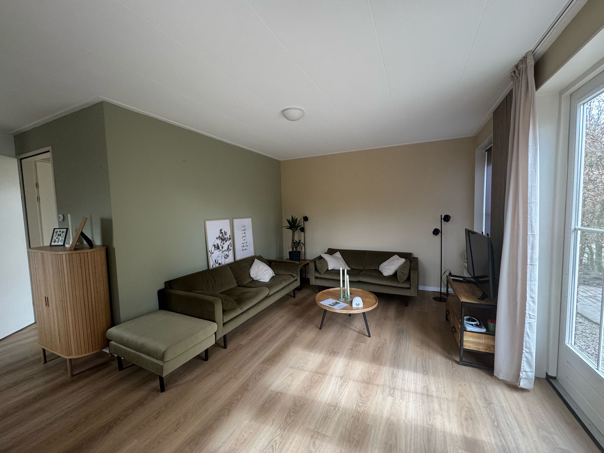 Dieses großzügige Ferienhaus liegt am Rand des Parks und ist der ideale Ausgangspunkt für alle, die Wert auf Platz und Privatsphäre legen.