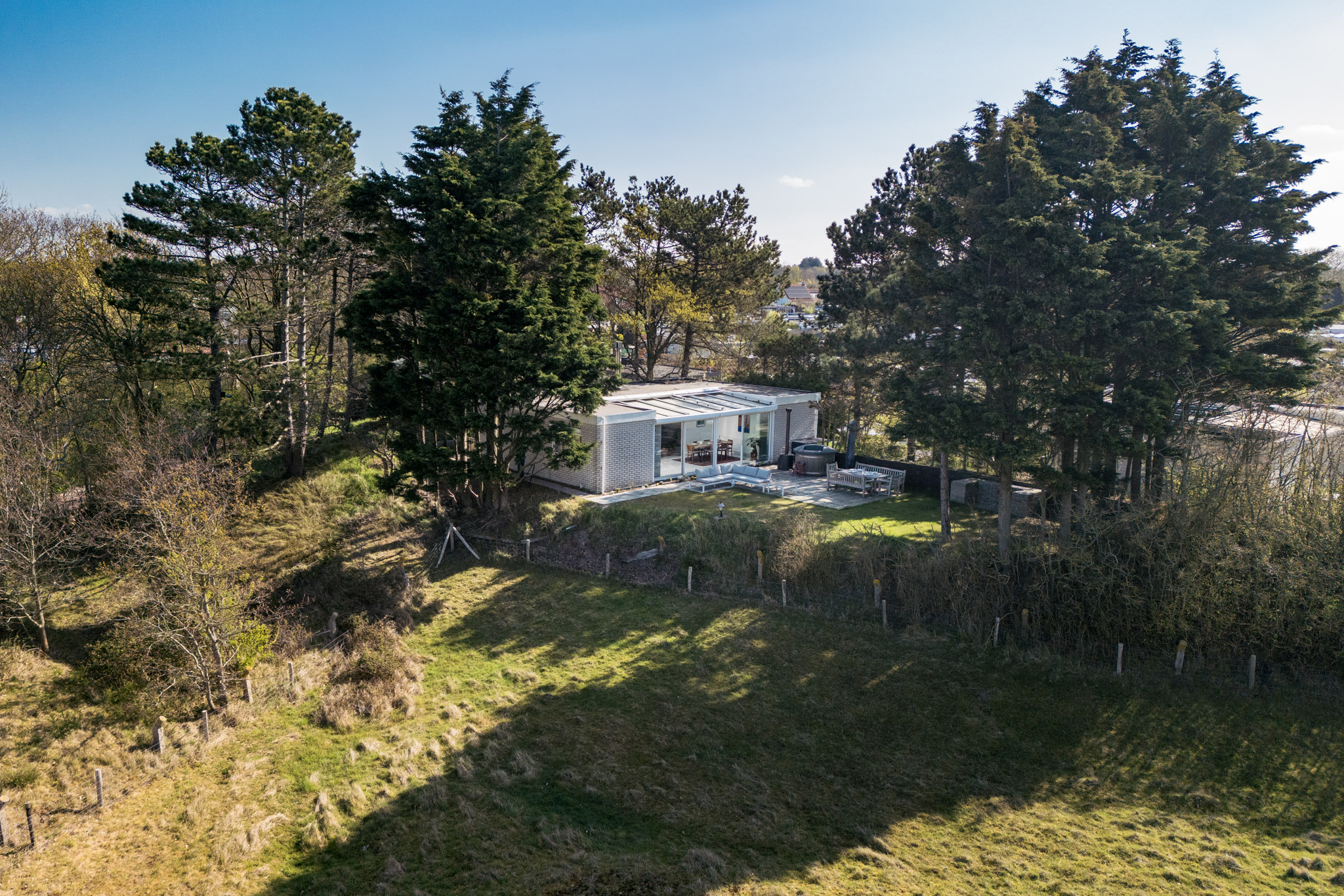 Deze sfeervolle en ruime woning biedt ultiem comfort. De woning heeft een prachtig panoramisch uitzicht en een luxe tuin met hottub, perfect voor ontspanning.