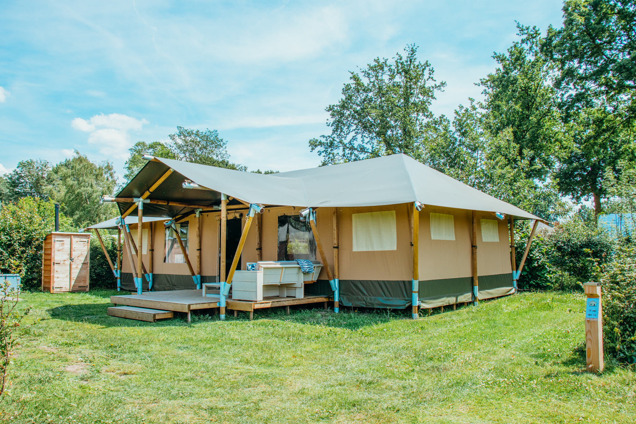 Genießen Sie einen abenteuerlichen und luxuriösen Urlaub in der Safari Villa für 12 Personen auf der Veluwe mit privatem Bad, Küche und Veranda.