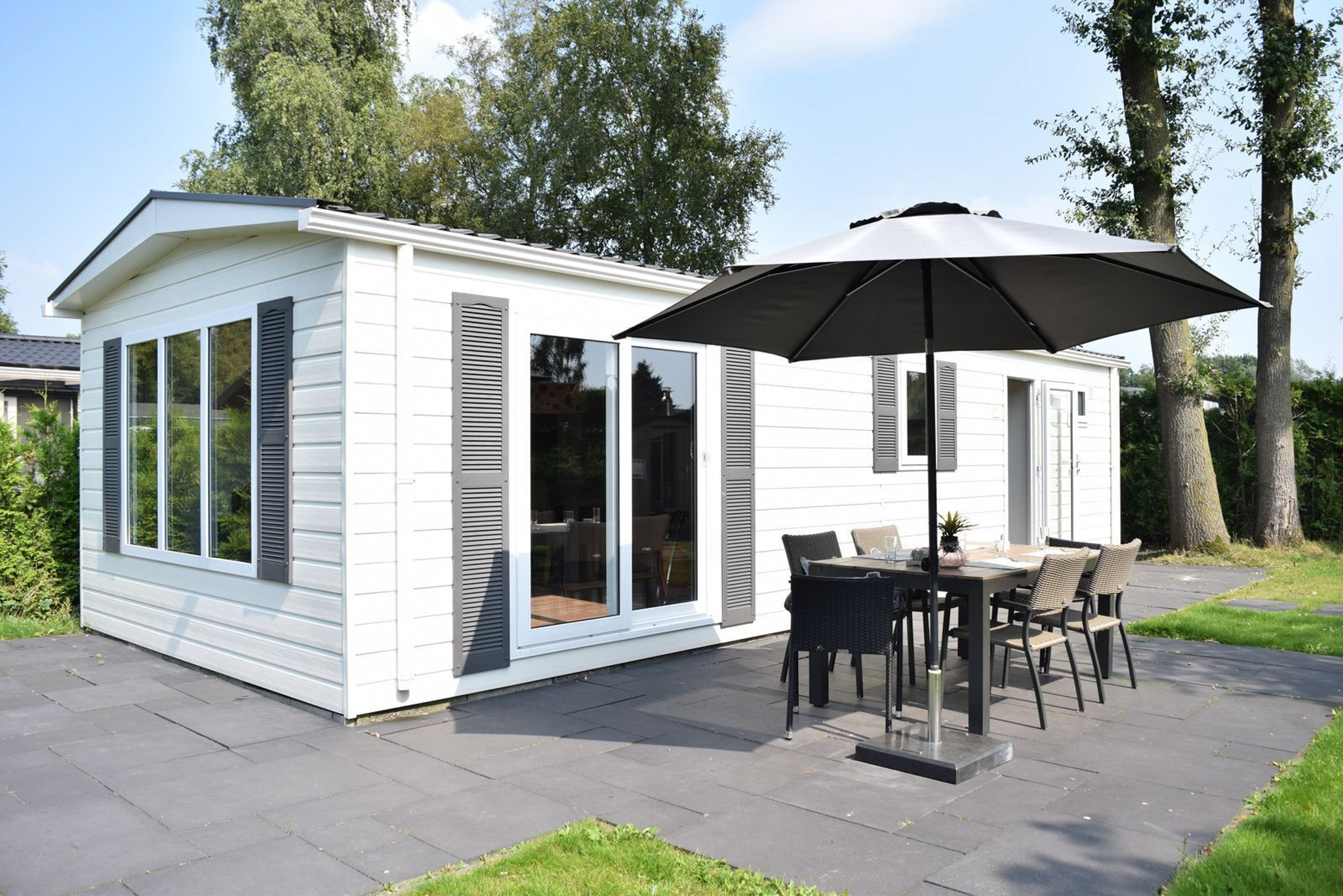 Geniet van een comfortabele vakantie in de Veluwelodge voor 2 personen op Recreatiepark De Boshoek, midden op de Veluwe. Ideaal voor een romantisch uitje!