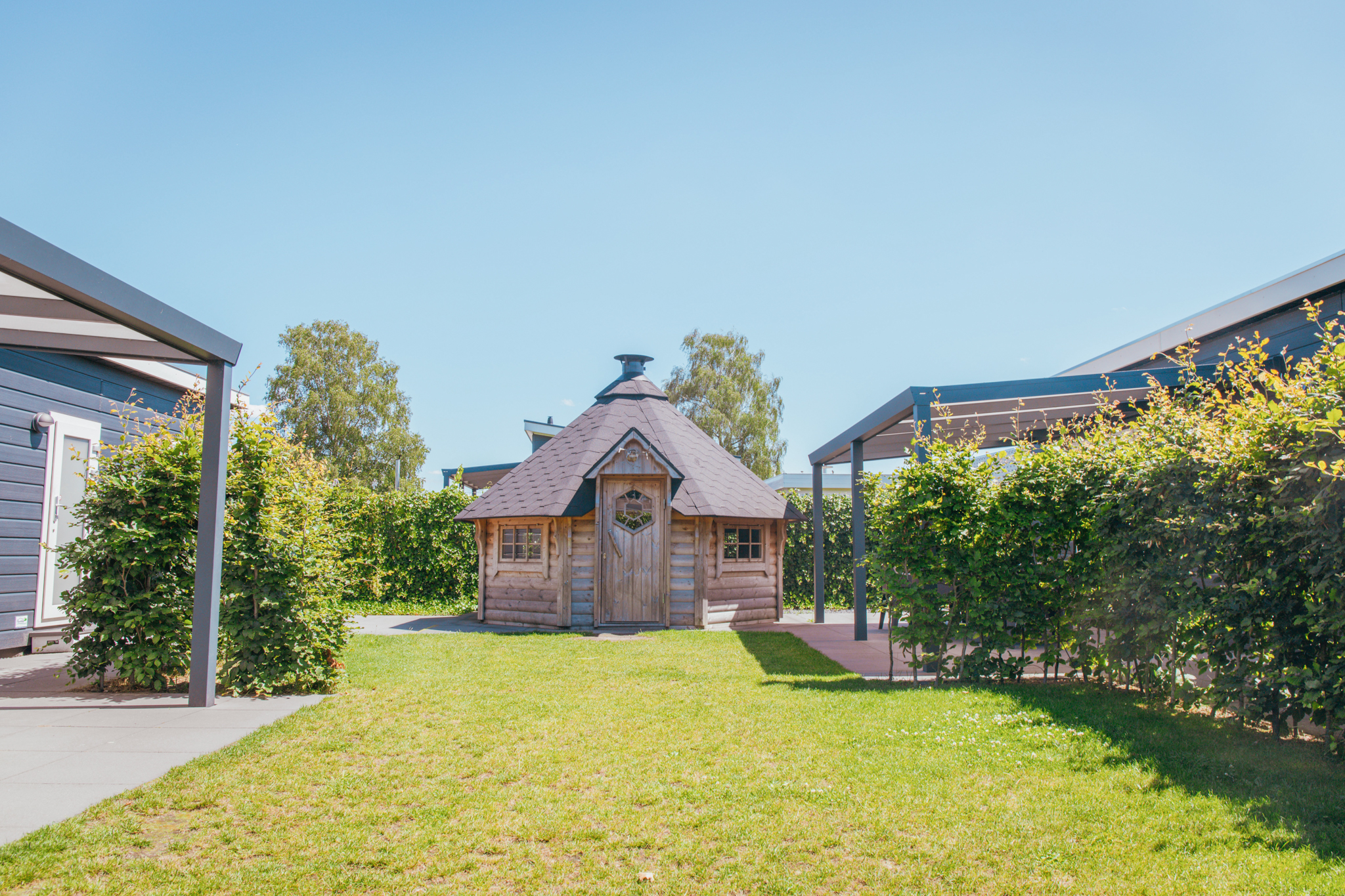 Groepsaccommodatie voor 12 personen met Finse Grill Kota en overdekt terras, ideaal voor een Veluwe-vakantie met familie of vrienden.