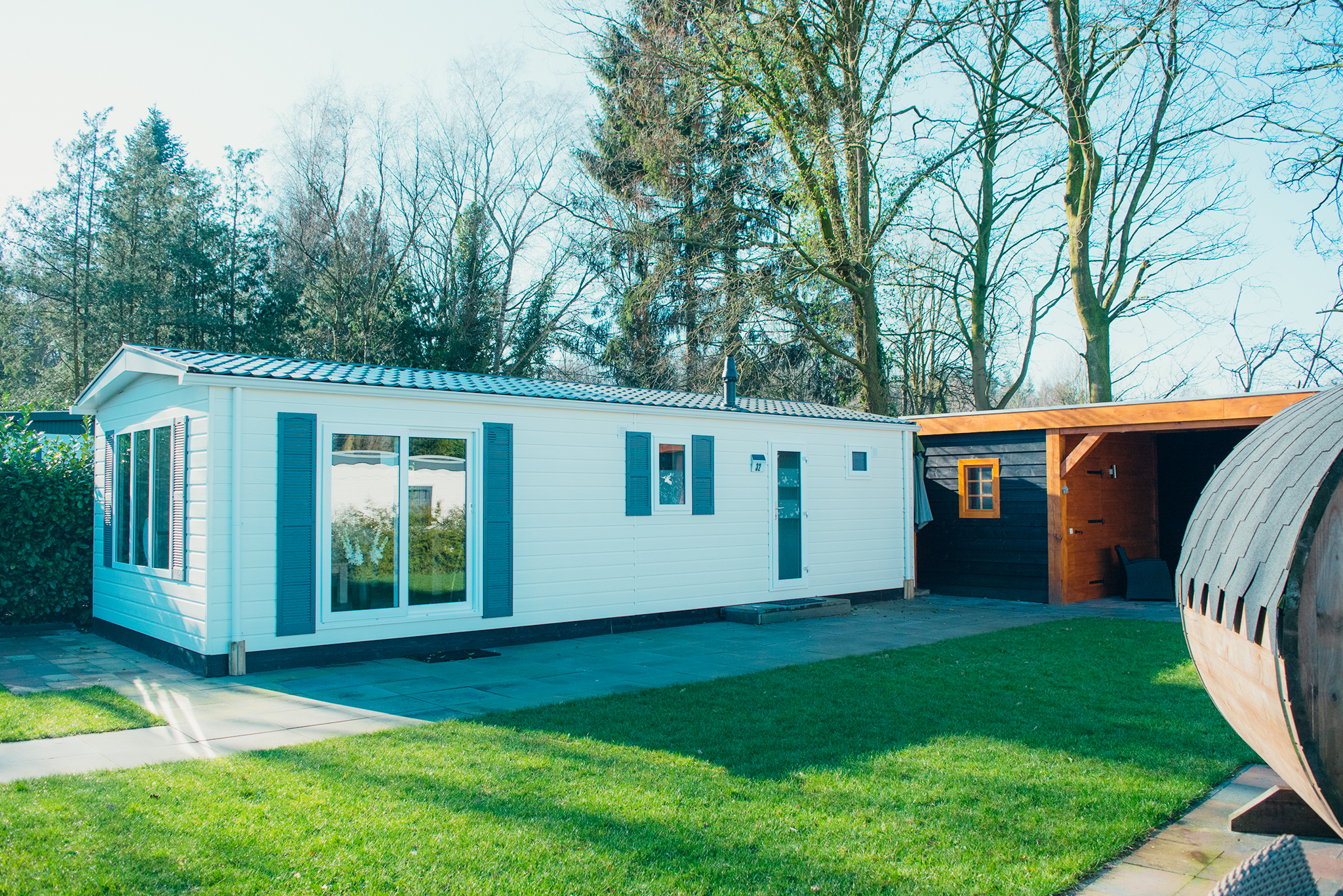 Geniet van luxe in de Veluwelodge Wellness Plus met privé sauna, jacuzzi en veranda op de Veluwe. Pure ontspanning bij Recreatiepark De Boshoek.
