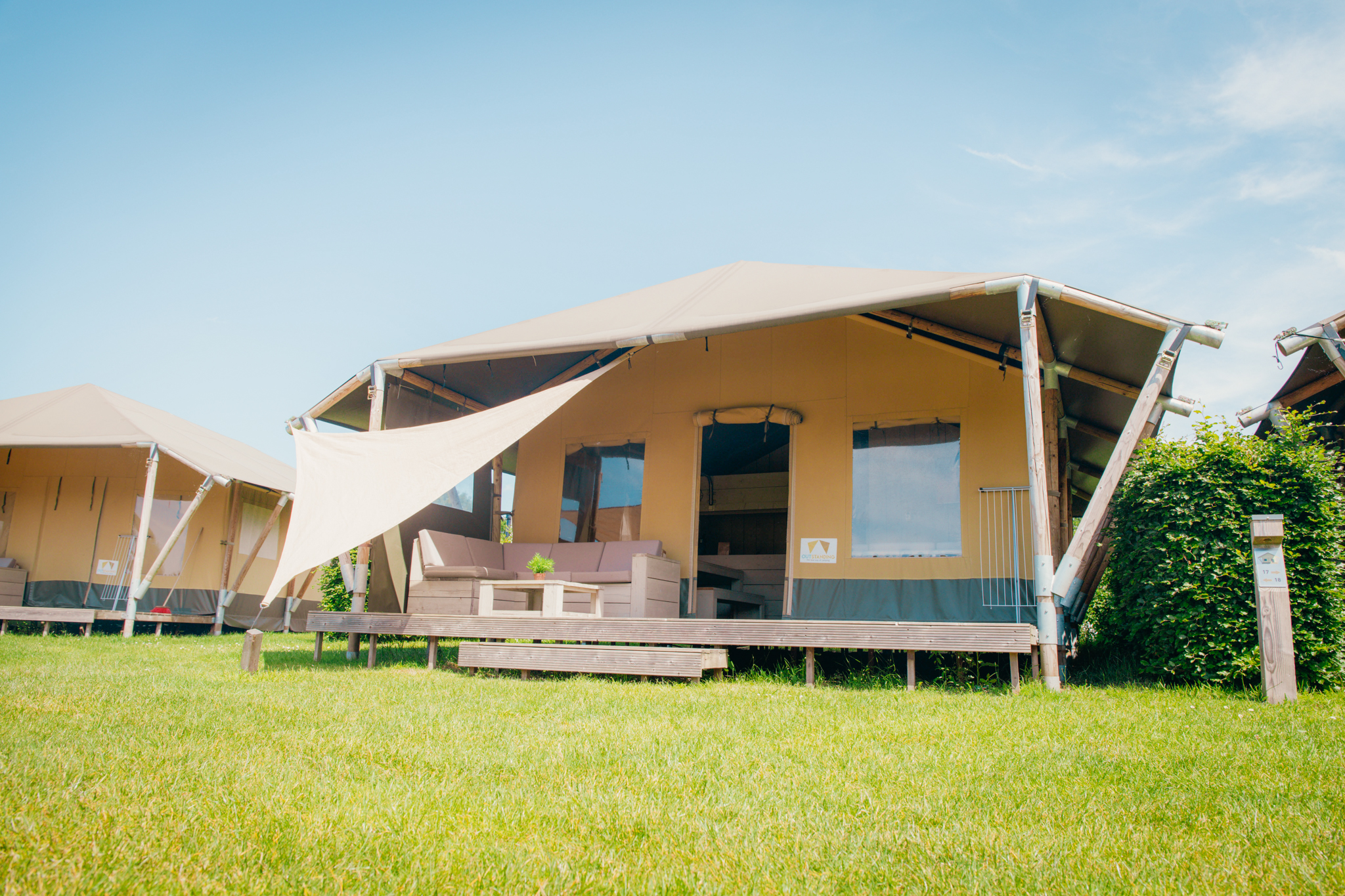 Geniet van een avontuurlijke glampingvakantie in een Safaricottage voor 6 personen op Recreatiepark De Boshoek, midden op de Veluwe.