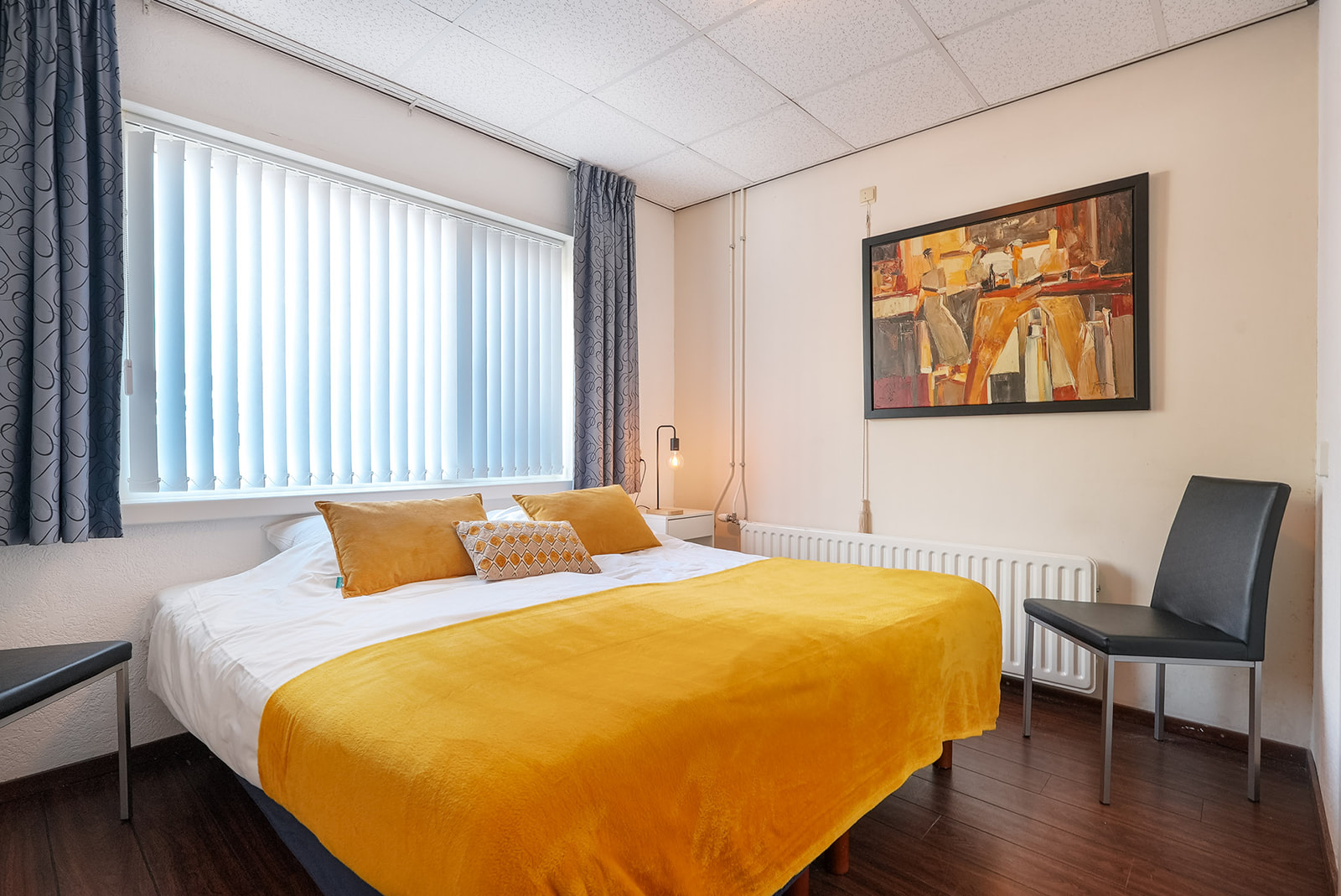 Verblijf in Hotel-Pension Ouddorp, vlak bij zee en strand, op 3 minuten lopen van het centrum. Comfortabele kamers met eigen badkamer. Perfecte uitvalsbasis voor een ontspannen vakantie!