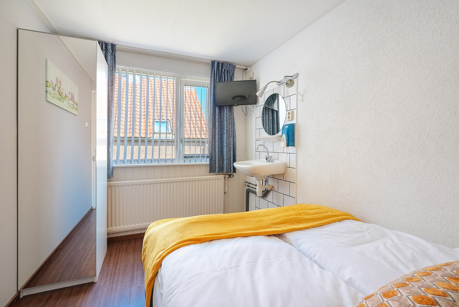 Übernachten Sie im Hotel-Pension Ouddorp, nahe Meer und Strand, nur 3 Minuten vom Zentrum entfernt. Komfortable Zimmer. Der perfekte Ausgangspunkt für einen entspannten Urlaub oder einen aktiven Str..