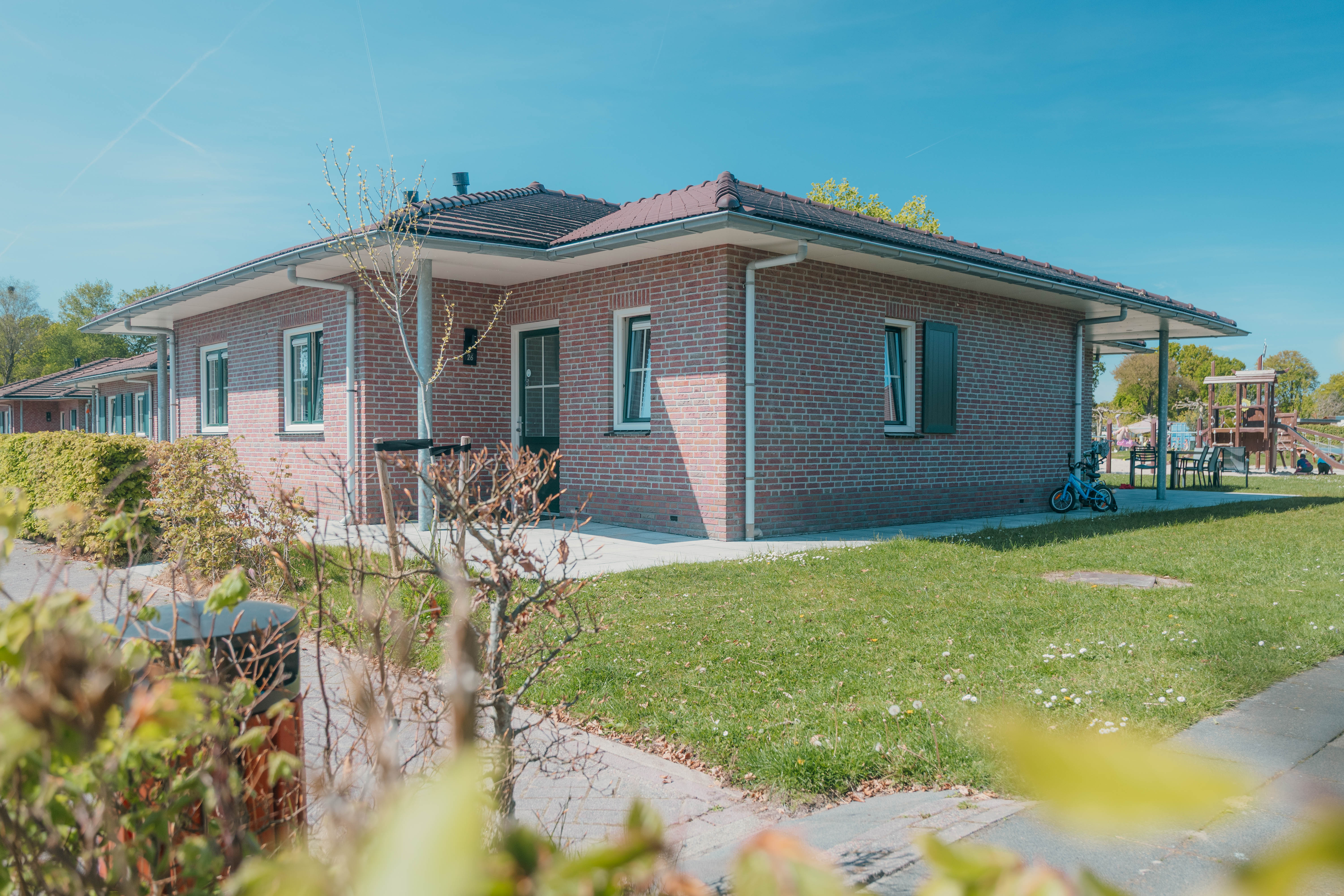 Grote 16-persoons bungalow in de Veluwe met twee keukens, 8 slaapkamers, ruime tuin en twee terrassen. Perfect voor een groepsvakantie of familieweekend.