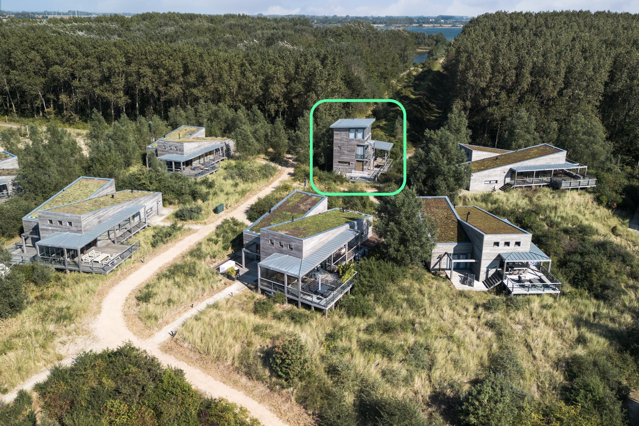De enige 8-persoonsvilla op Punt West met drie verdiepingen, een spectaculair uitzicht, en meerdere terrassen rondom de woning.