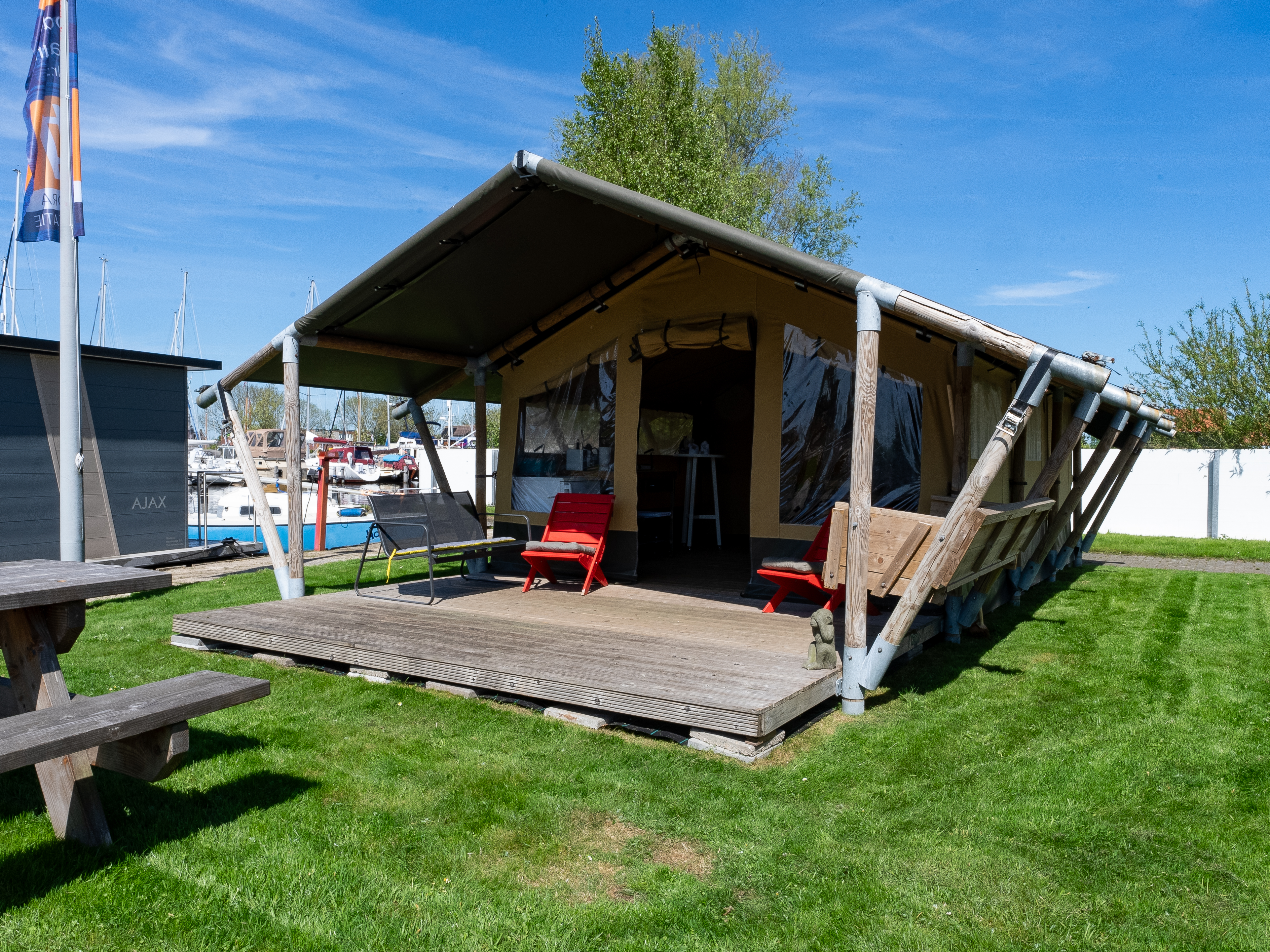 Huren comfortabele Safaritent bij het water in watersportdorp Heeg!