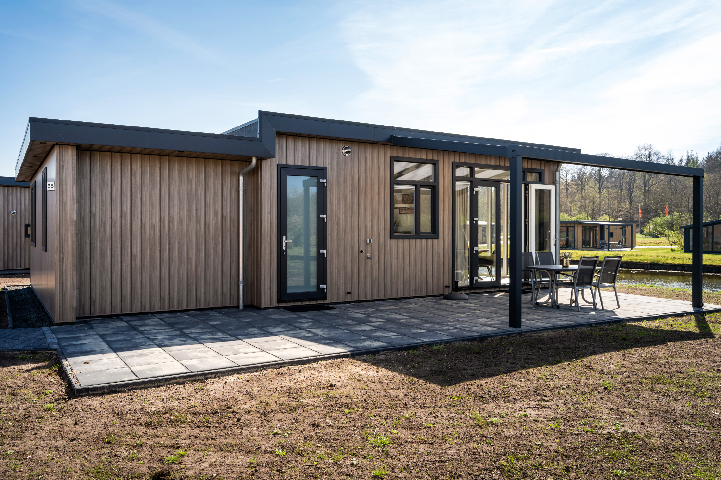 Dieses moderne, ansprechend eingerichtete Chalet für 4 Personen befindet sich im angrenzenden Park Landgoed De Huynen, einem im Bau befindlichen Park, und bietet einen schönen Blick auf das Wassersp..