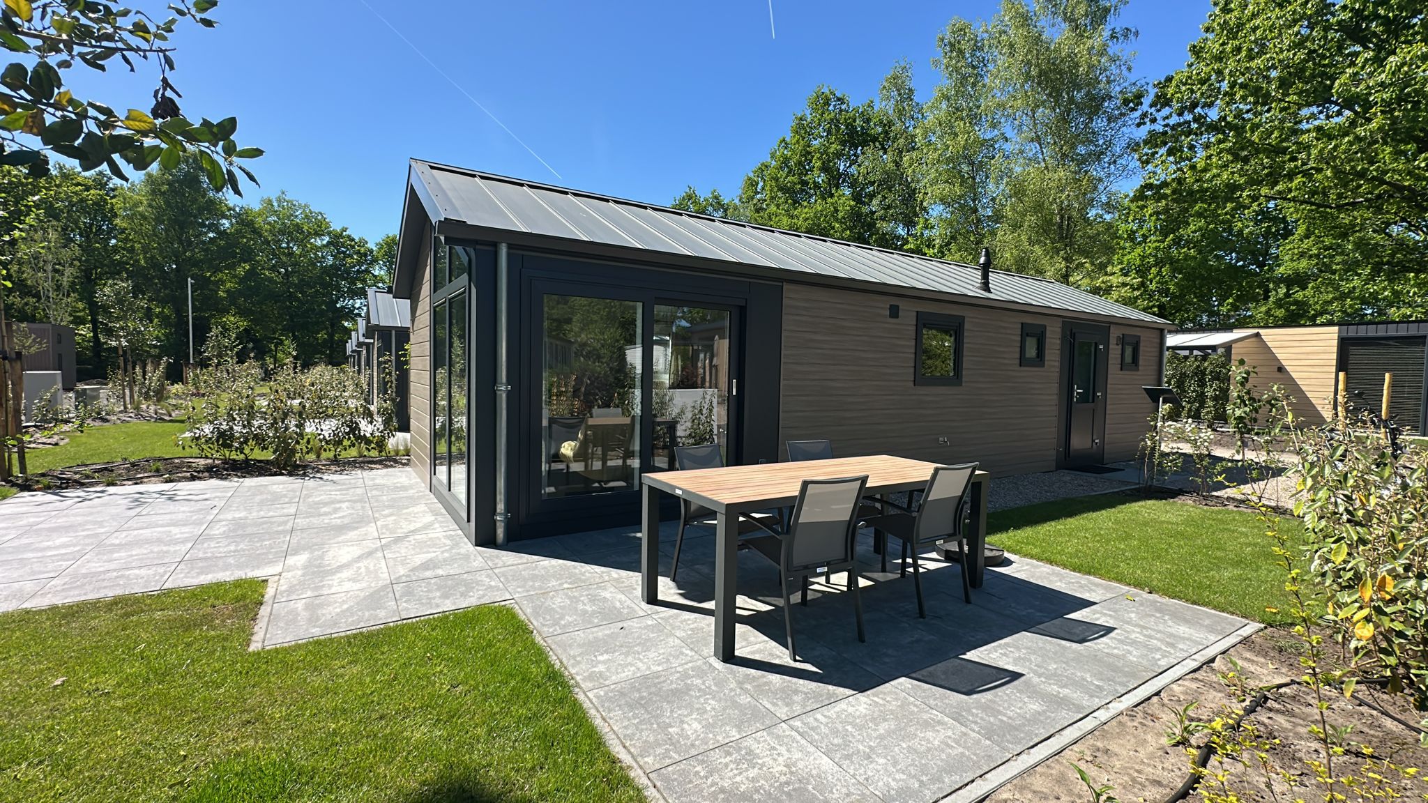 De Doornenburg Lodge biedt een comfortabele vakantiewoning voor 6 personen met moderne voorzieningen en een eigen terras in de Veluwe.