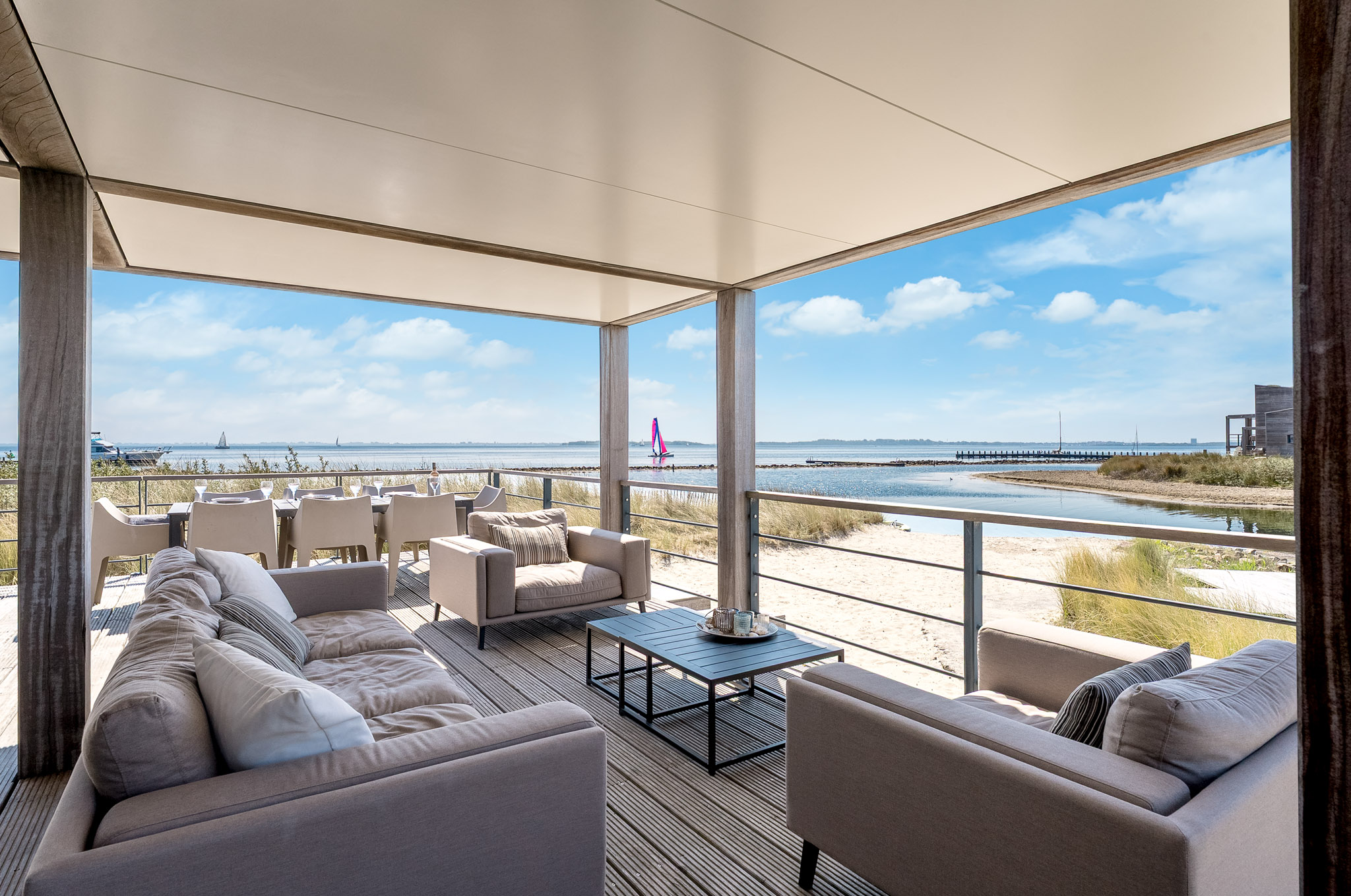Die Terrassen einer 4-Personen-Villa Super VIP liegen direkt am Wasser und verfügen über einen eigenen Badesteg, perfekt für Kinder.
