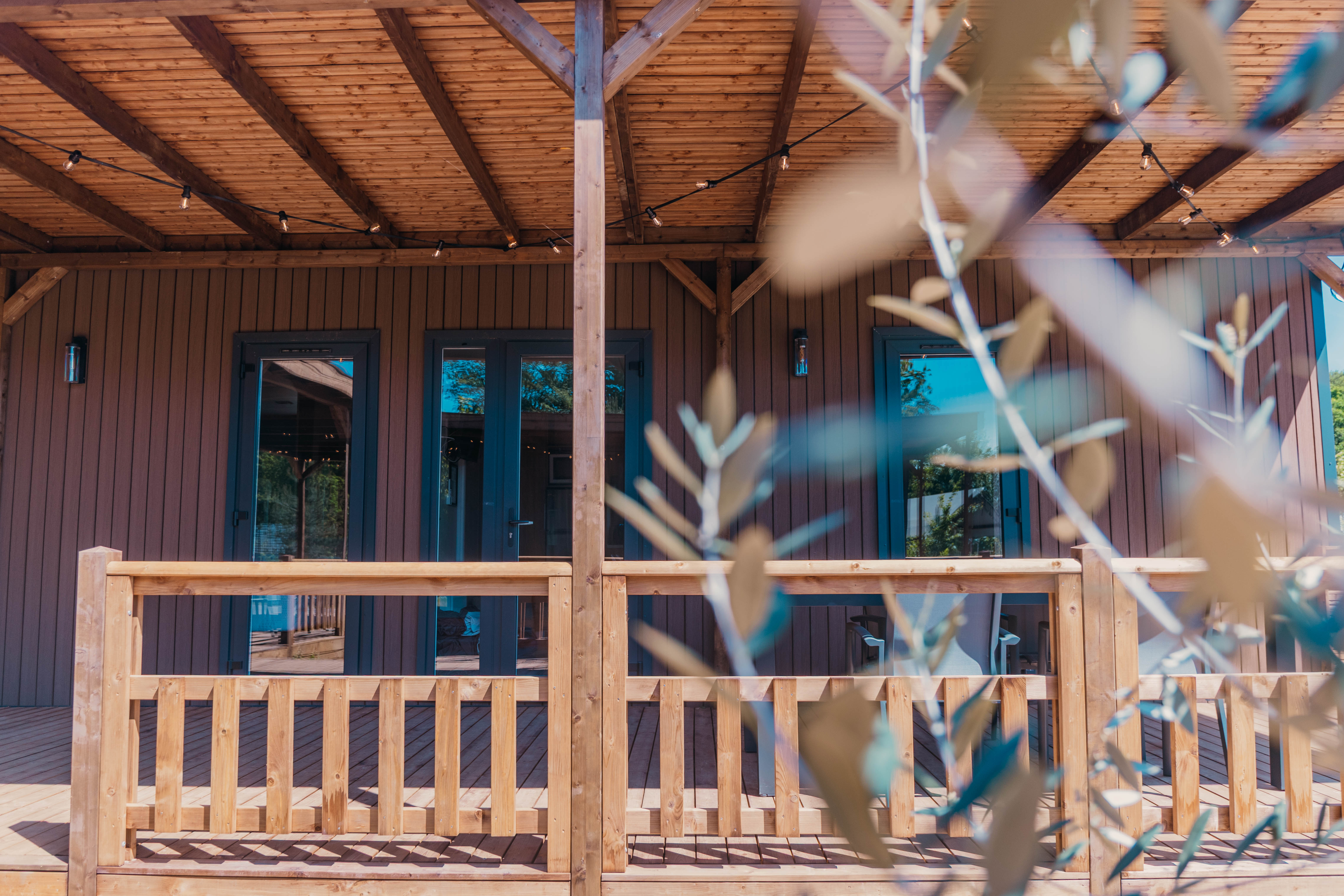 Ontdek de Tiny Wander Lodge voor 4 personen op Vakantiepark Sallandshoeve, met prachtig uitzicht op de Sallandse Heuvelrug en luxe voorzieningen.