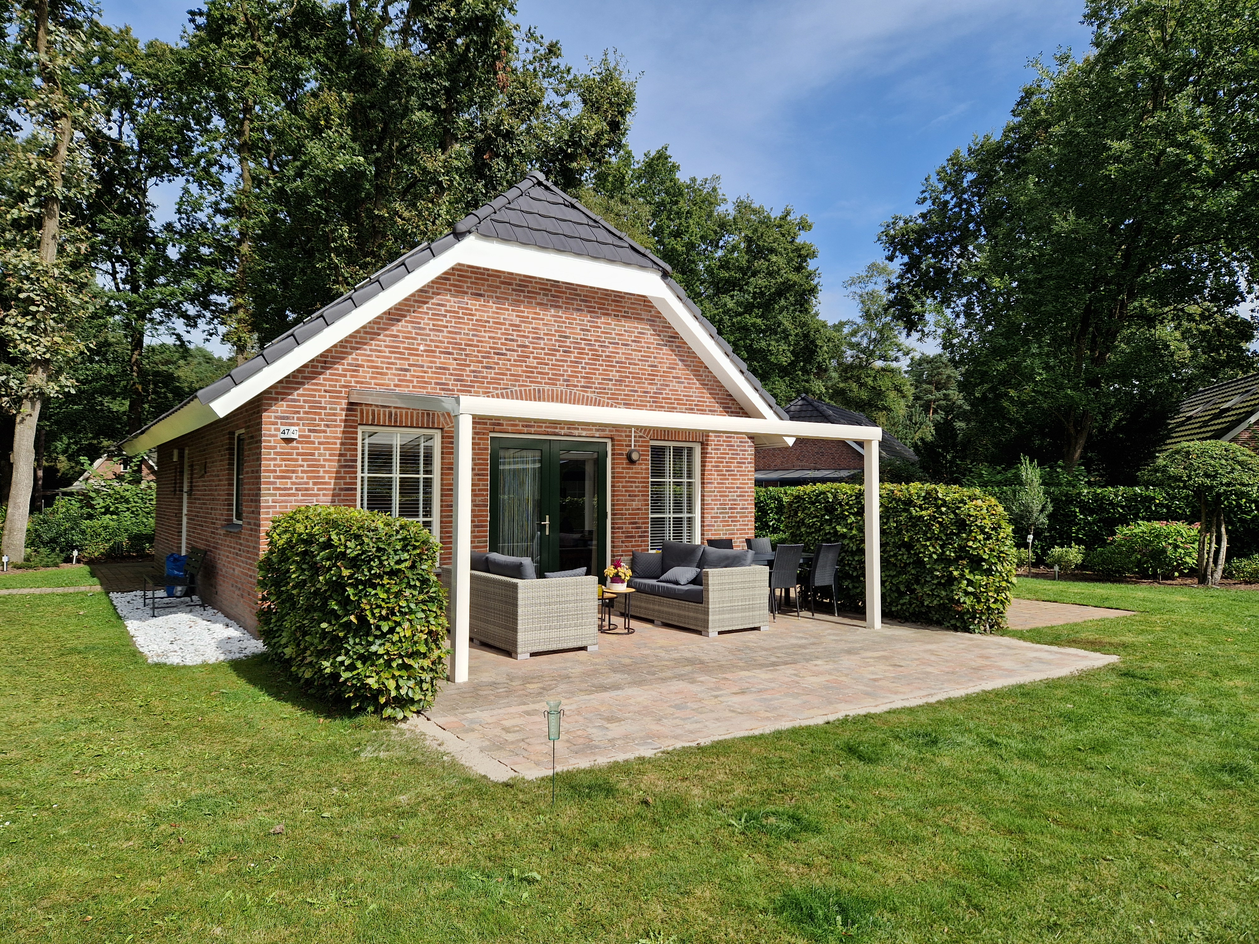 Comfortabele bungalow met open keuken, 3 slaapkamers, 2 badkamers en optioneel een sauna.