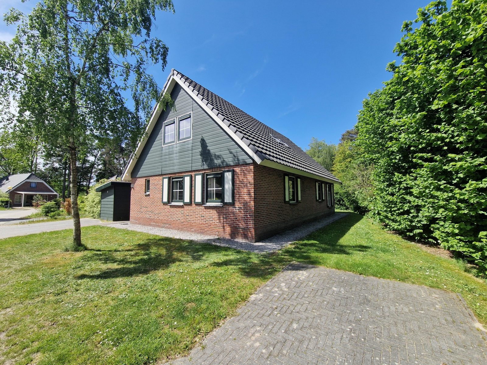 Ruime bungalow met open keuken, terras, 6 slaapkamers en 2 badkamers.