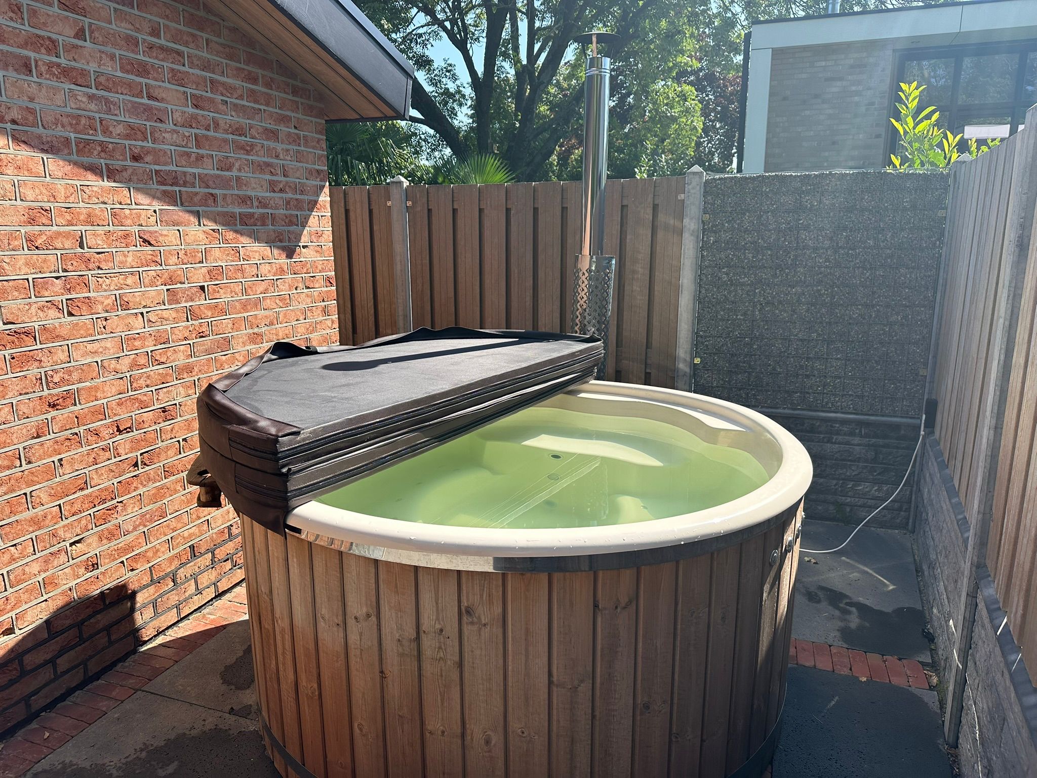 brick-lodge-with-hot-tub-6-persons