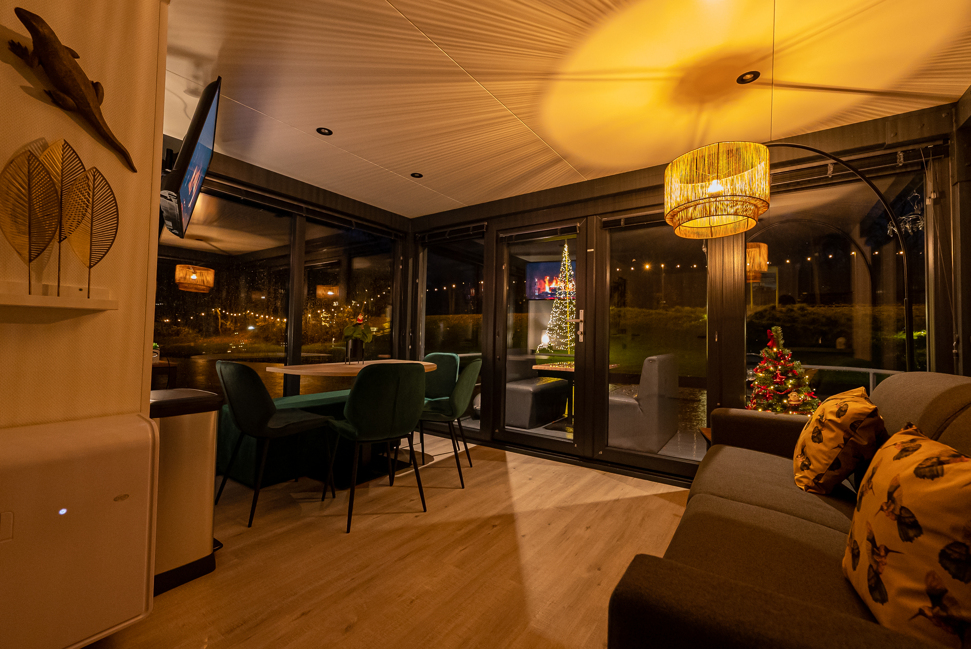 houseboat-marina-mookerplas-4-6-persons-with-hottub