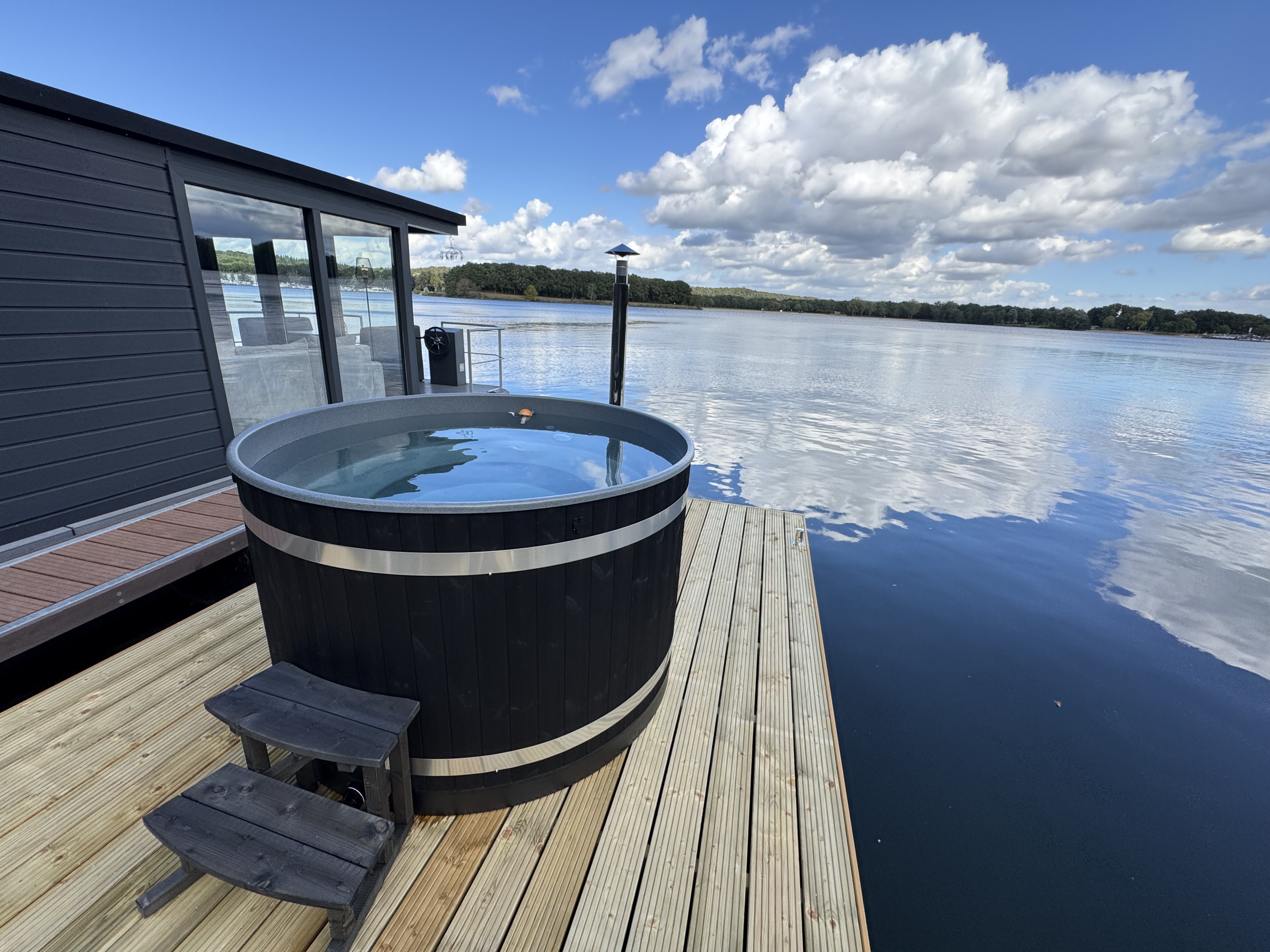 houseboat-marina-mookerplas-4-6-persons-with-hottub