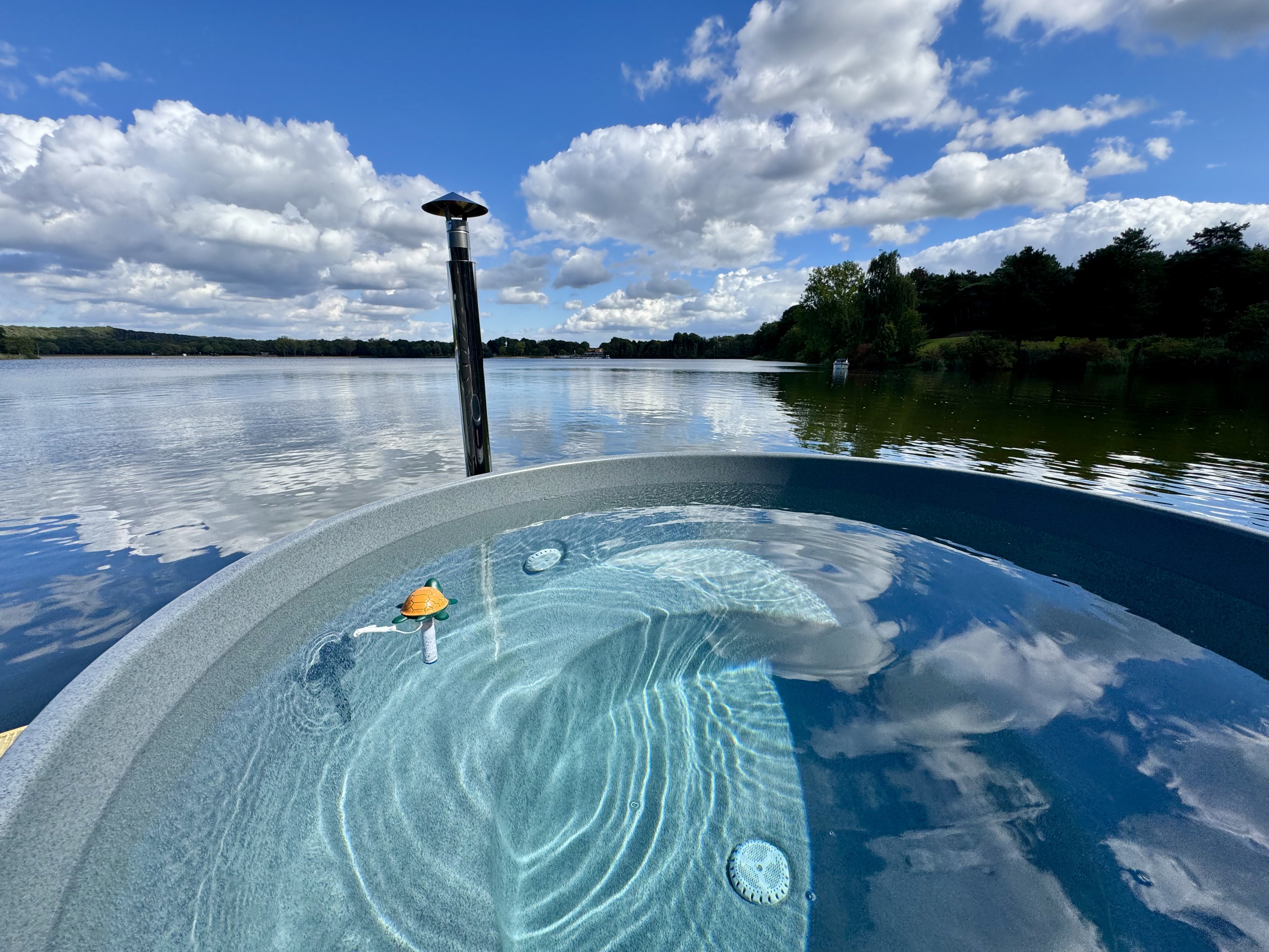 houseboat-marina-mookerplas-4-6-persons-with-hottub