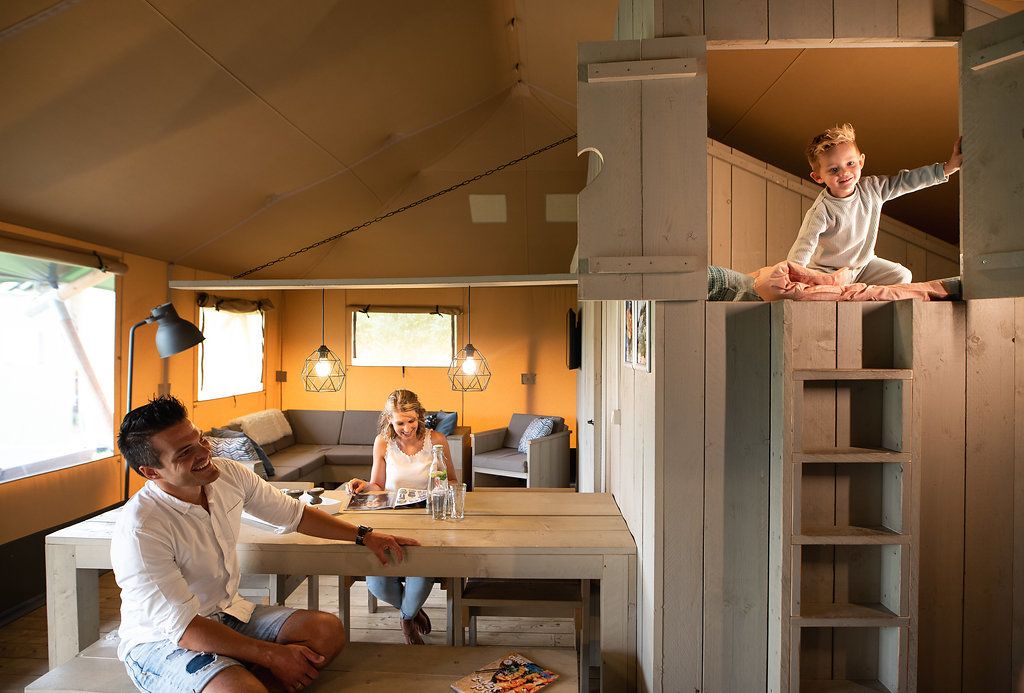 Geniet van luxe glamping in het Safarihouse voor 8 personen op Recreatiepark De Boshoek, midden in de natuur van de Veluwe.